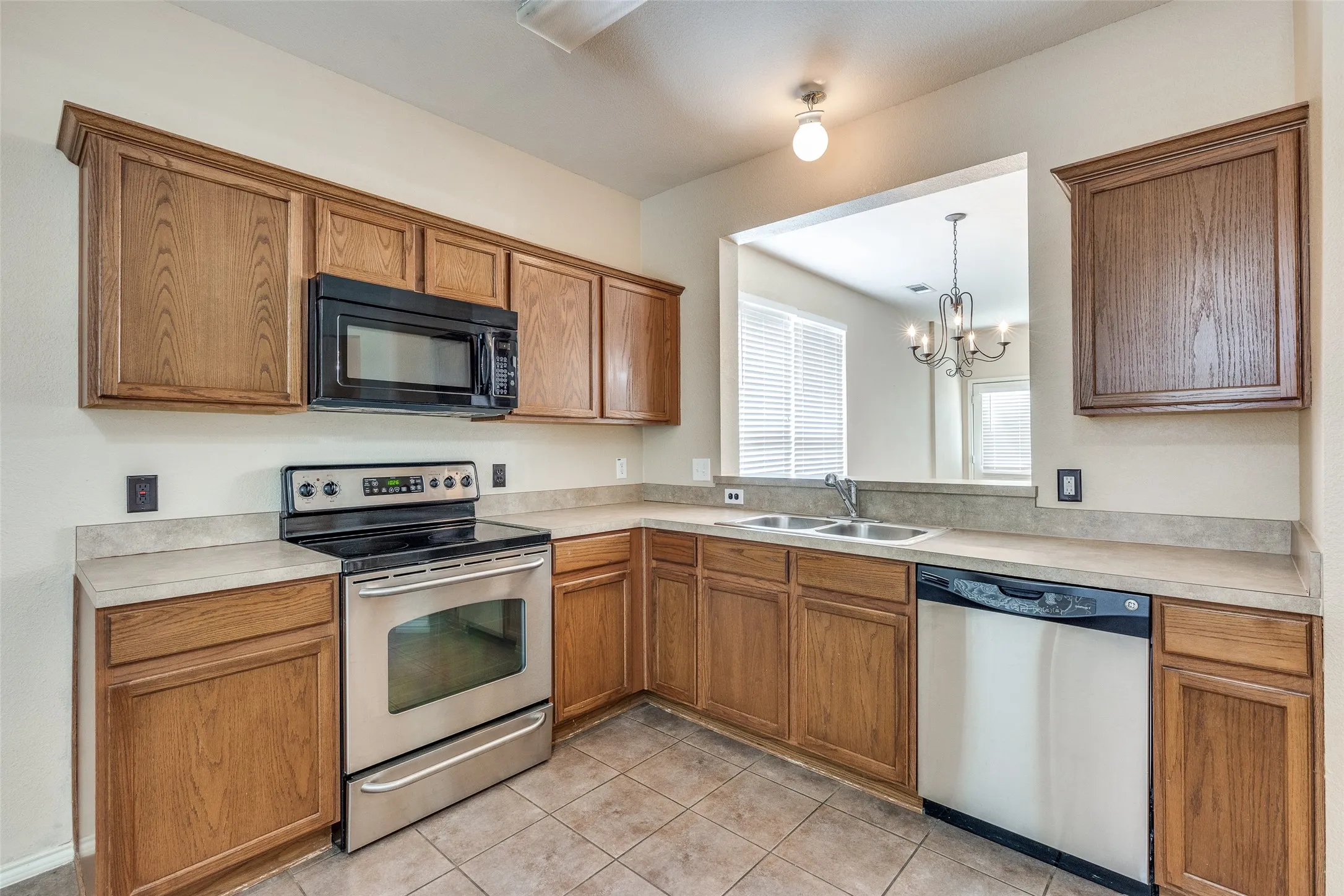 Single Family Residence For Rent in Tarrant County , 10721 Traymore Drive, Fort Worth, Texas 76244, 2 Bedroom, 3 Bathroom, 2 Garage spaces, 1,468 Sqft, built in 2006, mls#21363639, Real Estate Agent in Fort Worth, Homes For Rent in Tarrant county, Homes For Rent in Fort Worth, Realtor in Fort Worth Texas, Real Estate Brokerage Independent Realty Texas, Luminita Cordes Realtor