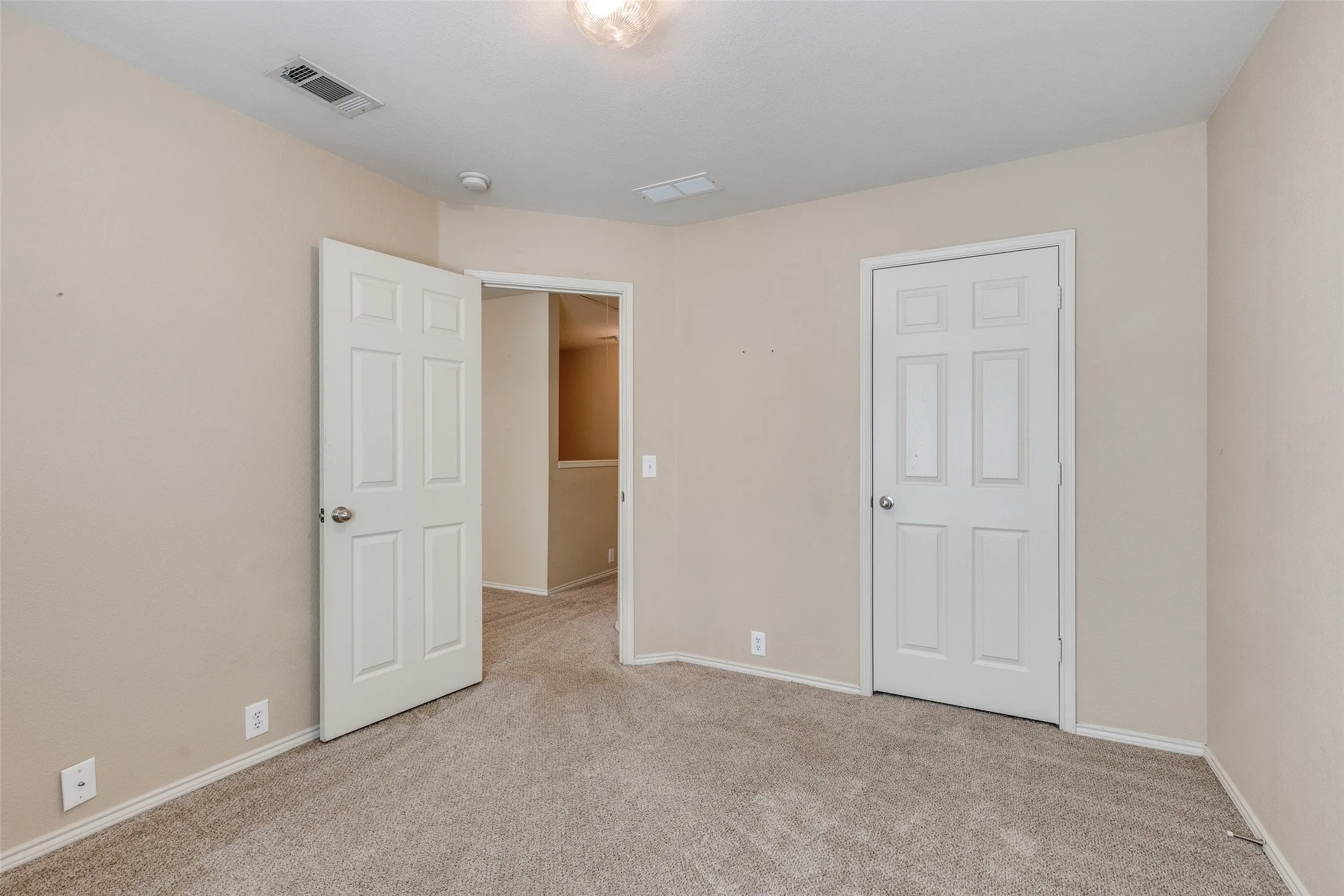 Single Family Residence For Rent in Tarrant County , 10721 Traymore Drive, Fort Worth, Texas 76244, 2 Bedroom, 3 Bathroom, 2 Garage spaces, 1,468 Sqft, built in 2006, mls#21363639, Real Estate Agent in Fort Worth, Homes For Rent in Tarrant county, Homes For Rent in Fort Worth, Realtor in Fort Worth Texas, Real Estate Brokerage Independent Realty Texas, Luminita Cordes Realtor