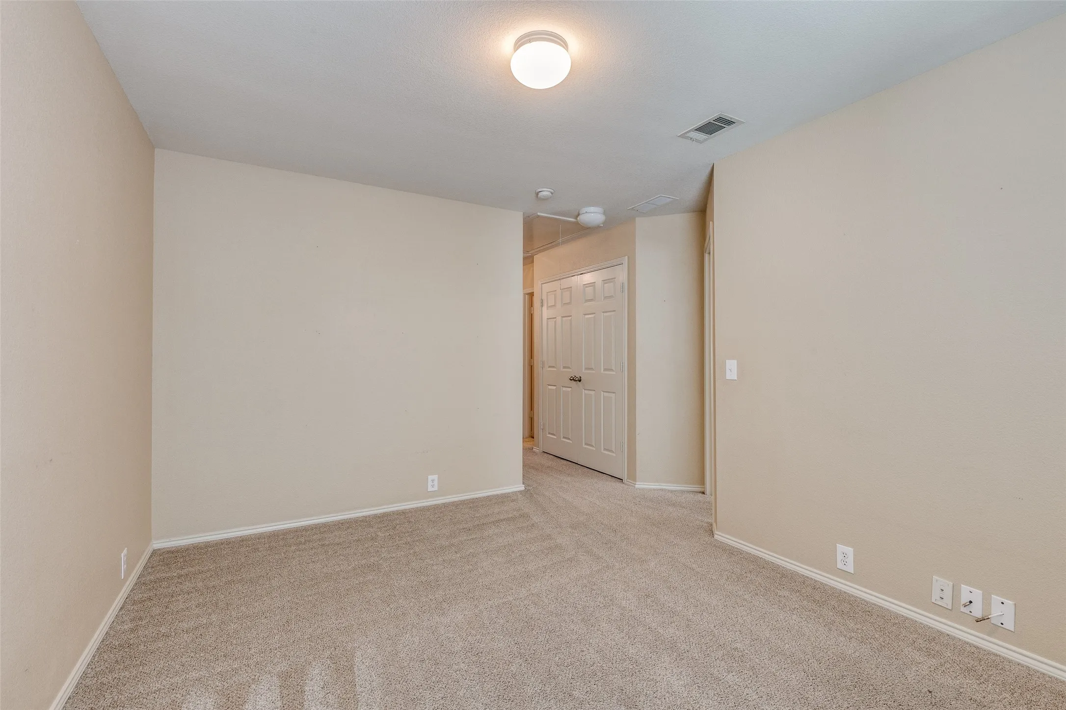 Single Family Residence For Rent in Tarrant County , 10721 Traymore Drive, Fort Worth, Texas 76244, 2 Bedroom, 3 Bathroom, 2 Garage spaces, 1,468 Sqft, built in 2006, mls#21363639, Real Estate Agent in Fort Worth, Homes For Rent in Tarrant county, Homes For Rent in Fort Worth, Realtor in Fort Worth Texas, Real Estate Brokerage Independent Realty Texas, Luminita Cordes Realtor