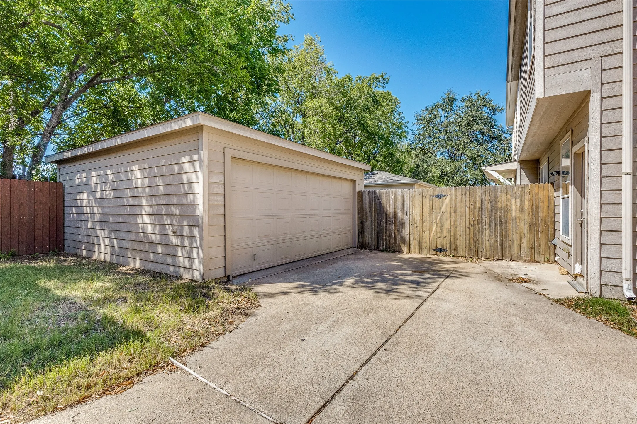 Single Family Residence For Rent in Tarrant County , 10721 Traymore Drive, Fort Worth, Texas 76244, 2 Bedroom, 3 Bathroom, 2 Garage spaces, 1,468 Sqft, built in 2006, mls#21363639, Real Estate Agent in Fort Worth, Homes For Rent in Tarrant county, Homes For Rent in Fort Worth, Realtor in Fort Worth Texas, Real Estate Brokerage Independent Realty Texas, Luminita Cordes Realtor