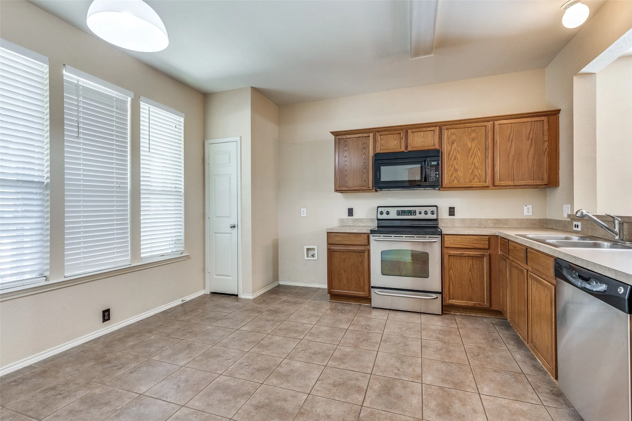 Single Family Residence For Rent in Tarrant County , 10721 Traymore Drive, Fort Worth, Texas 76244, 2 Bedroom, 3 Bathroom, 2 Garage spaces, 1,468 Sqft, built in 2006, mls#21363639, Real Estate Agent in Fort Worth, Homes For Rent in Tarrant county, Homes For Rent in Fort Worth, Realtor in Fort Worth Texas, Real Estate Brokerage Independent Realty Texas, Luminita Cordes Realtor