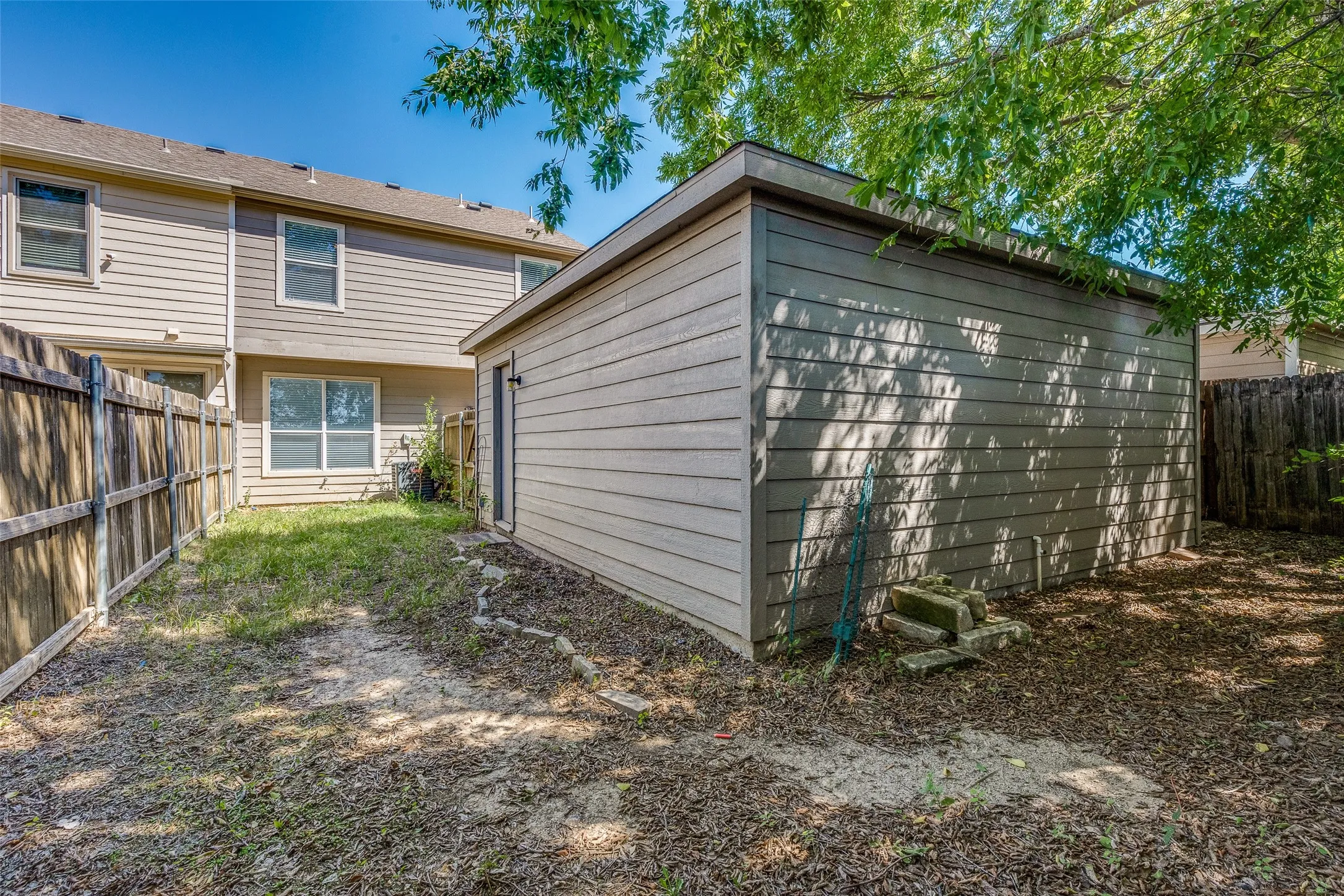 Single Family Residence For Rent in Tarrant County , 10721 Traymore Drive, Fort Worth, Texas 76244, 2 Bedroom, 3 Bathroom, 2 Garage spaces, 1,468 Sqft, built in 2006, mls#21363639, Real Estate Agent in Fort Worth, Homes For Rent in Tarrant county, Homes For Rent in Fort Worth, Realtor in Fort Worth Texas, Real Estate Brokerage Independent Realty Texas, Luminita Cordes Realtor