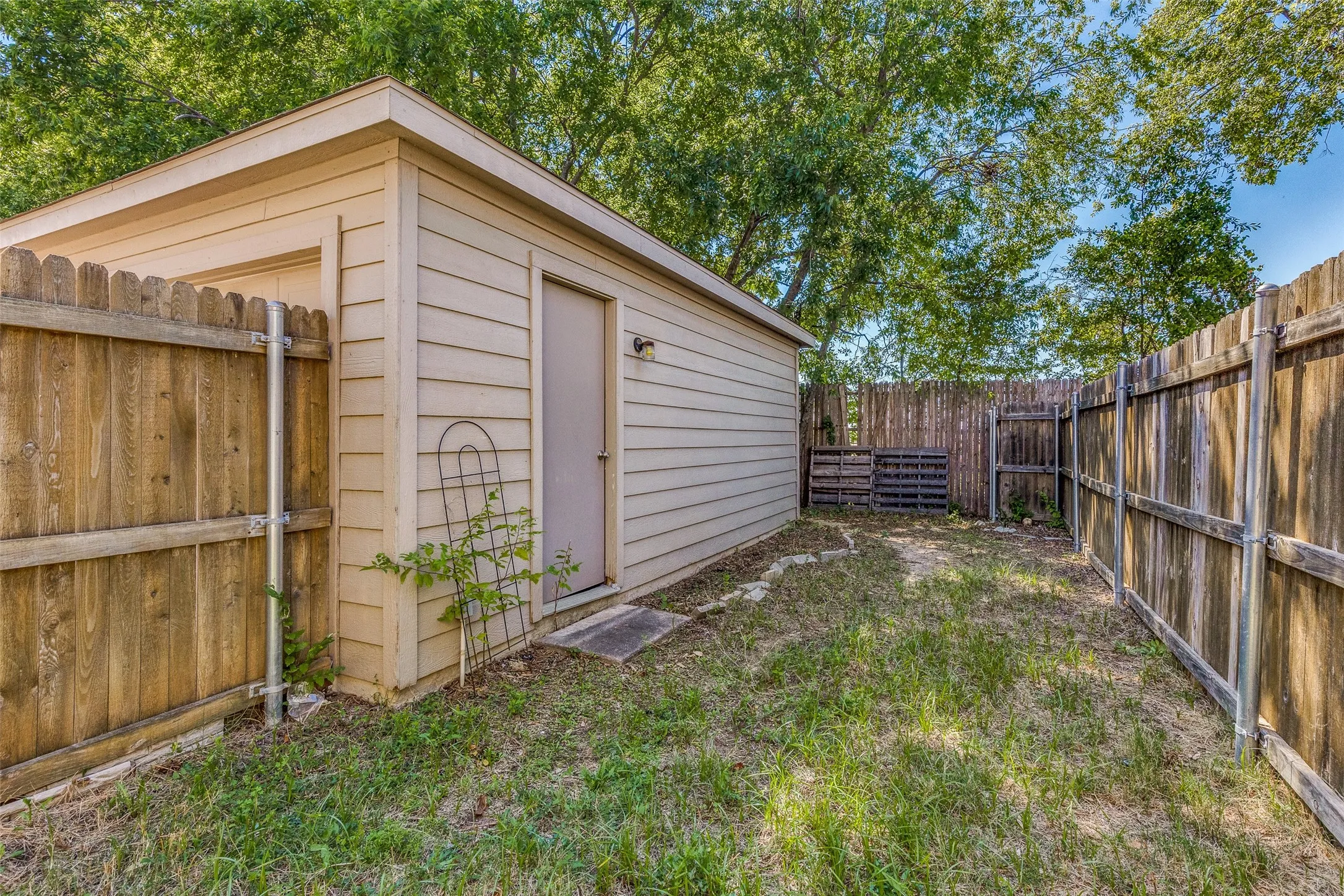 Single Family Residence For Rent in Tarrant County , 10721 Traymore Drive, Fort Worth, Texas 76244, 2 Bedroom, 3 Bathroom, 2 Garage spaces, 1,468 Sqft, built in 2006, mls#21363639, Real Estate Agent in Fort Worth, Homes For Rent in Tarrant county, Homes For Rent in Fort Worth, Realtor in Fort Worth Texas, Real Estate Brokerage Independent Realty Texas, Luminita Cordes Realtor
