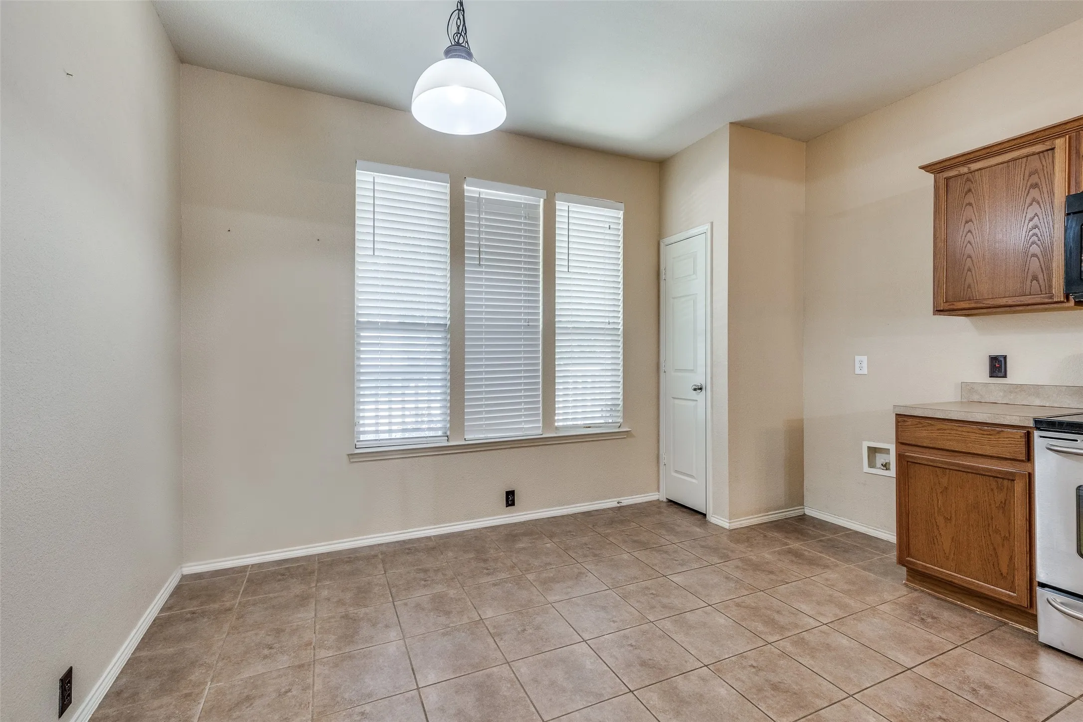 Single Family Residence For Rent in Tarrant County , 10721 Traymore Drive, Fort Worth, Texas 76244, 2 Bedroom, 3 Bathroom, 2 Garage spaces, 1,468 Sqft, built in 2006, mls#21363639, Real Estate Agent in Fort Worth, Homes For Rent in Tarrant county, Homes For Rent in Fort Worth, Realtor in Fort Worth Texas, Real Estate Brokerage Independent Realty Texas, Luminita Cordes Realtor