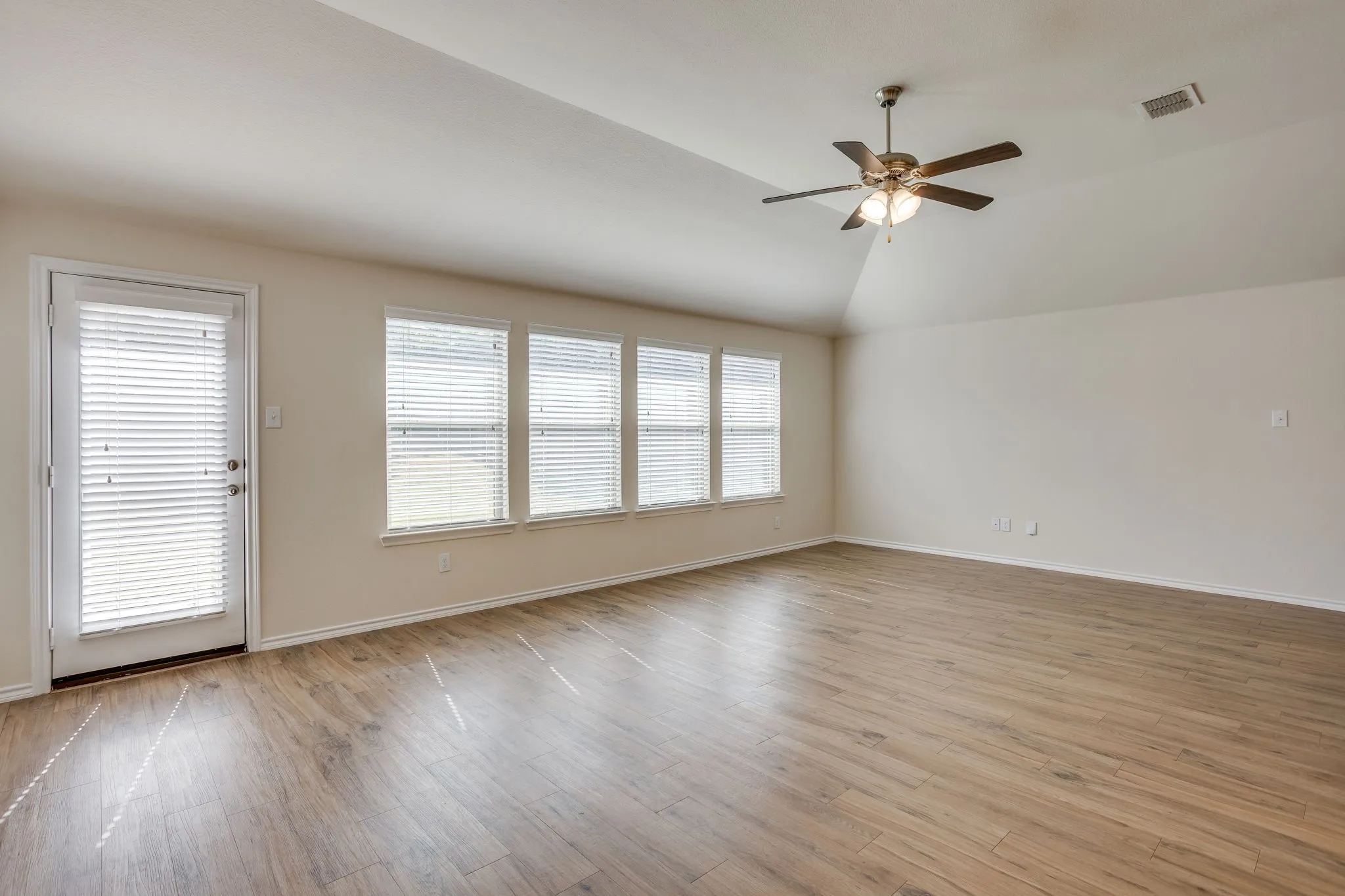 Single Family Residence For Sale in Tarrant County , 209 Balcones Drive, Fort Worth, Texas 76108, 3 Bedroom, 2 Bathroom, 2 Garage spaces, 1,628 Sqft, built in 2018, mls#21360964, Real Estate Agent in Fort Worth, Homes For Sale in Tarrant county, Homes For Sale in Fort Worth, Realtor in Fort Worth Texas, Real Estate Brokerage Independent Realty Texas, Luminita Cordes Realtor