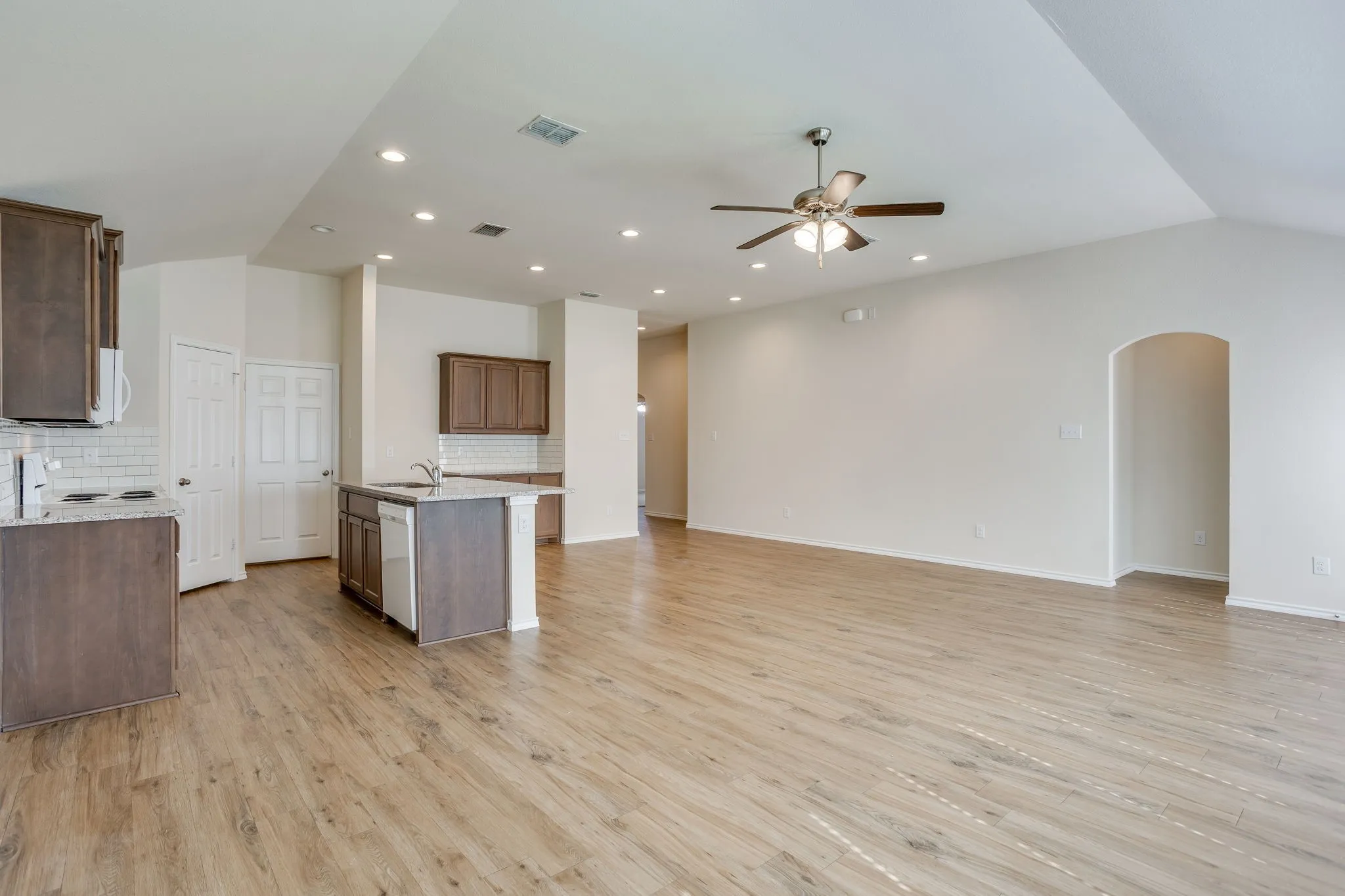 Single Family Residence For Sale in Tarrant County , 209 Balcones Drive, Fort Worth, Texas 76108, 3 Bedroom, 2 Bathroom, 2 Garage spaces, 1,628 Sqft, built in 2018, mls#21360964, Real Estate Agent in Fort Worth, Homes For Sale in Tarrant county, Homes For Sale in Fort Worth, Realtor in Fort Worth Texas, Real Estate Brokerage Independent Realty Texas, Luminita Cordes Realtor