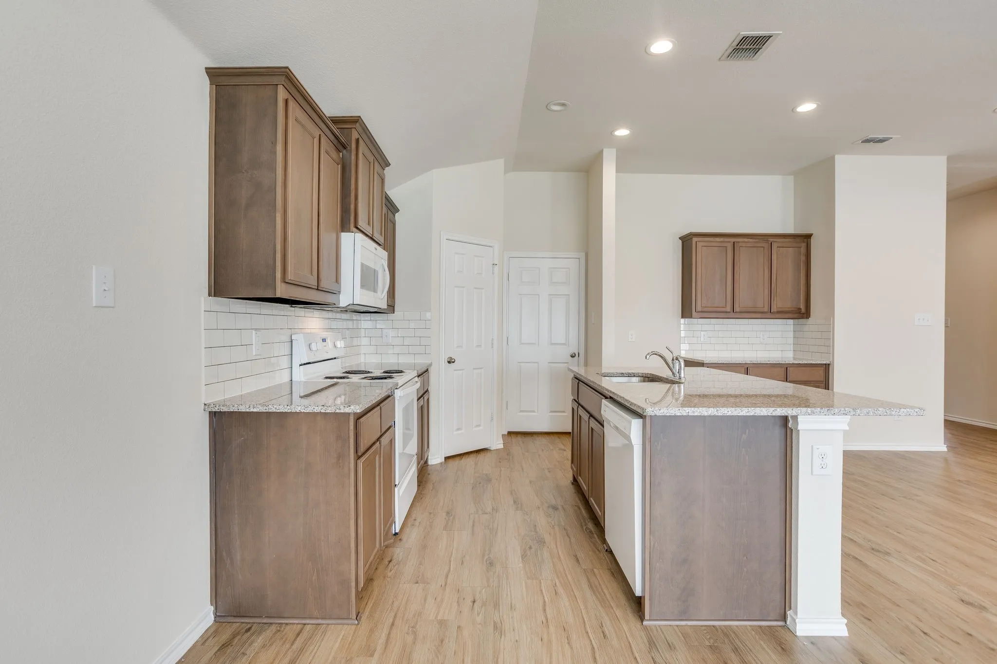 Single Family Residence For Sale in Tarrant County , 209 Balcones Drive, Fort Worth, Texas 76108, 3 Bedroom, 2 Bathroom, 2 Garage spaces, 1,628 Sqft, built in 2018, mls#21360964, Real Estate Agent in Fort Worth, Homes For Sale in Tarrant county, Homes For Sale in Fort Worth, Realtor in Fort Worth Texas, Real Estate Brokerage Independent Realty Texas, Luminita Cordes Realtor