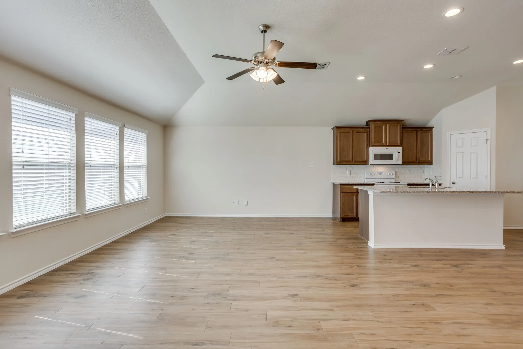 Single Family Residence For Sale in Tarrant County , 209 Balcones Drive, Fort Worth, Texas 76108, 3 Bedroom, 2 Bathroom, 2 Garage spaces, 1,628 Sqft, built in 2018, mls#21360964, Real Estate Agent in Fort Worth, Homes For Sale in Tarrant county, Homes For Sale in Fort Worth, Realtor in Fort Worth Texas, Real Estate Brokerage Independent Realty Texas, Luminita Cordes Realtor