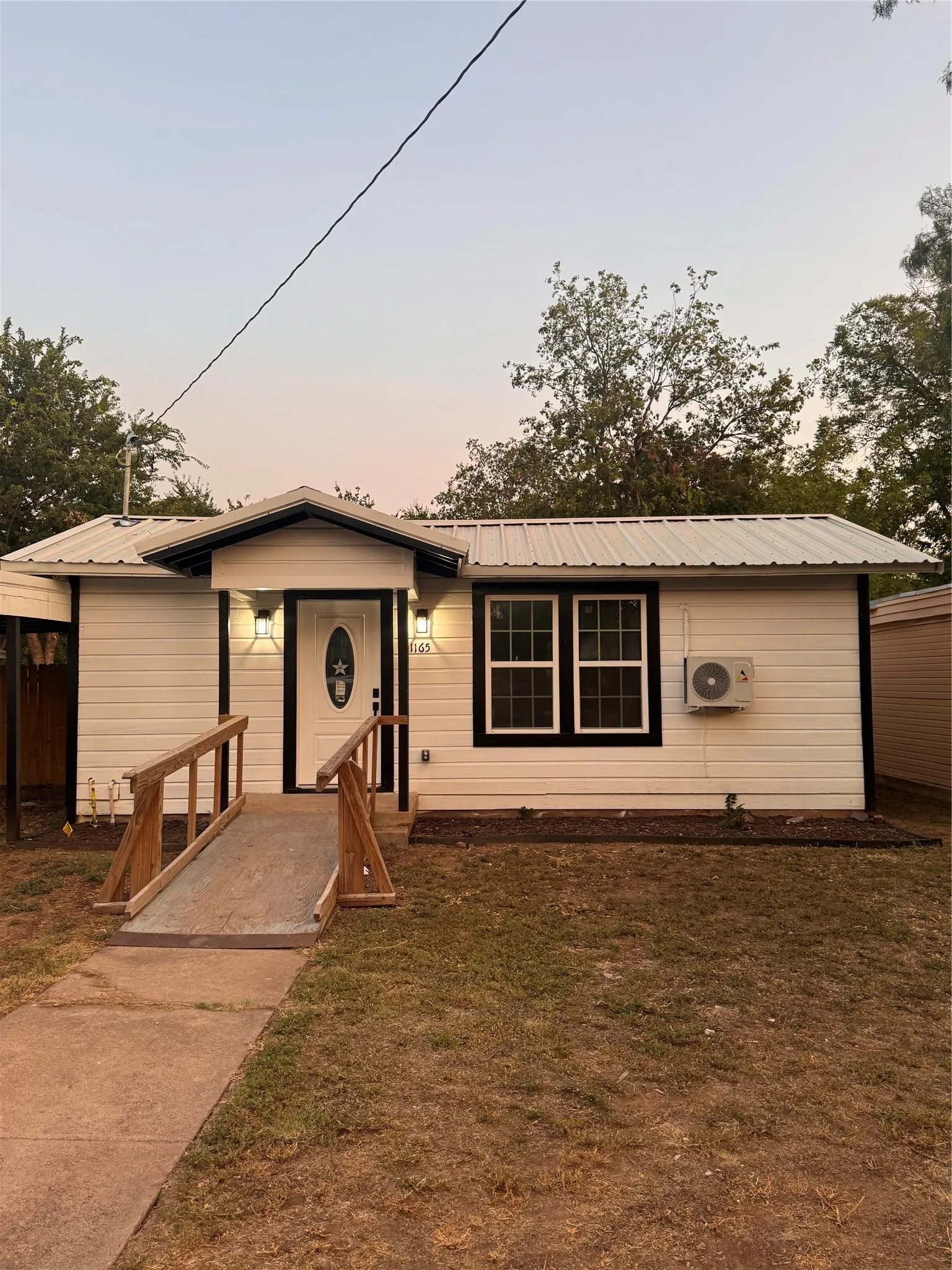 Single Family Residence For Sale in Taylor County , 1165 S 15th Street, Abilene, Texas 79602, 1 Bedroom, 1 Bathroom, Garage spaces, 752 Sqft, built in 1955, mls#21354859, Real Estate Agent in Abilene, Homes For Sale in Taylor county, Homes For Sale in Abilene, Realtor in Abilene Texas, Real Estate Brokerage Independent Realty Texas, Luminita Cordes Realtor