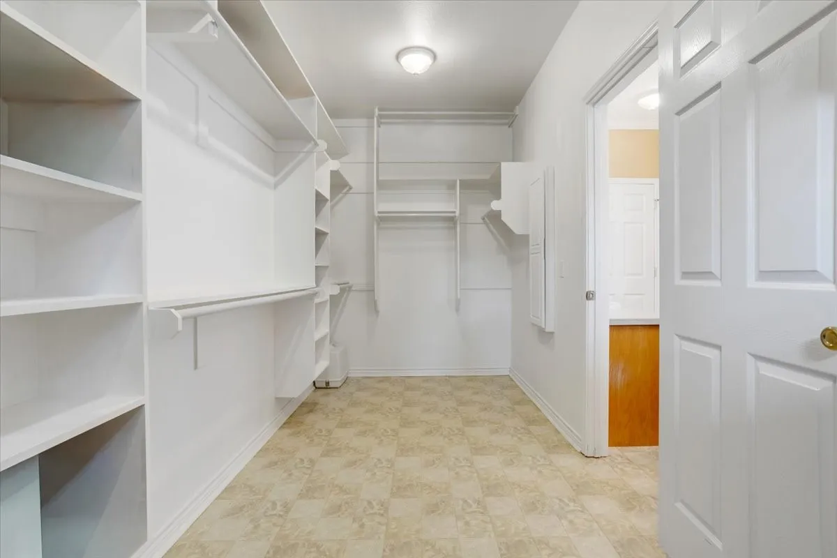 Single Family Residence For Sale in Grayson County , 1091 Cedar Hills Drive, Denison, Texas 75021, 3 Bedroom, 3 Bathroom, 2 Garage spaces, 2,066 Sqft, built in 2005, mls#21337931, Real Estate Agent in Denison, Homes For Sale in Grayson county, Homes For Sale in Denison, Realtor in Denison Texas, Real Estate Brokerage Independent Realty Texas, Luminita Cordes Realtor