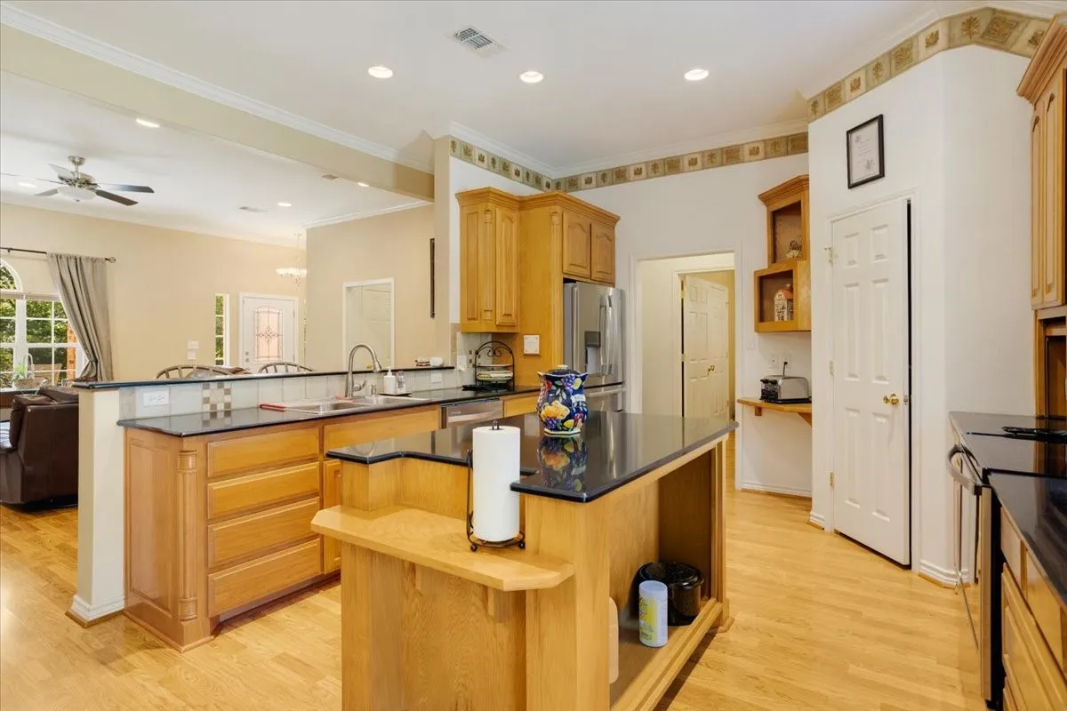 Single Family Residence For Sale in Grayson County , 1091 Cedar Hills Drive, Denison, Texas 75021, 3 Bedroom, 3 Bathroom, 2 Garage spaces, 2,066 Sqft, built in 2005, mls#21337931, Real Estate Agent in Denison, Homes For Sale in Grayson county, Homes For Sale in Denison, Realtor in Denison Texas, Real Estate Brokerage Independent Realty Texas, Luminita Cordes Realtor