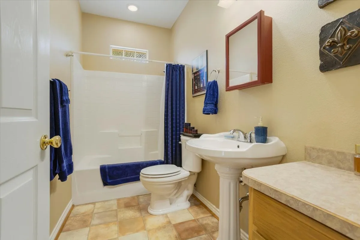 Single Family Residence For Sale in Grayson County , 1091 Cedar Hills Drive, Denison, Texas 75021, 3 Bedroom, 3 Bathroom, 2 Garage spaces, 2,066 Sqft, built in 2005, mls#21337931, Real Estate Agent in Denison, Homes For Sale in Grayson county, Homes For Sale in Denison, Realtor in Denison Texas, Real Estate Brokerage Independent Realty Texas, Luminita Cordes Realtor