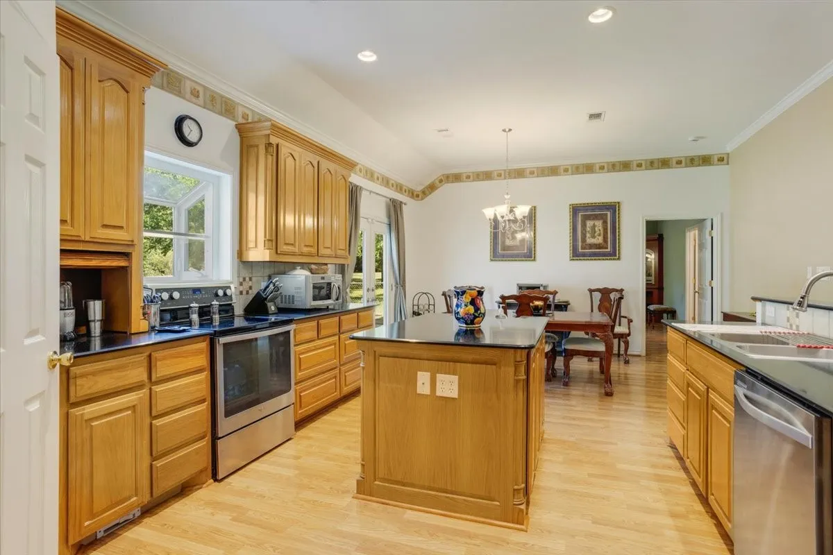 Single Family Residence For Sale in Grayson County , 1091 Cedar Hills Drive, Denison, Texas 75021, 3 Bedroom, 3 Bathroom, 2 Garage spaces, 2,066 Sqft, built in 2005, mls#21337931, Real Estate Agent in Denison, Homes For Sale in Grayson county, Homes For Sale in Denison, Realtor in Denison Texas, Real Estate Brokerage Independent Realty Texas, Luminita Cordes Realtor