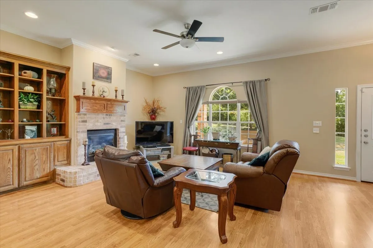 Single Family Residence For Sale in Grayson County , 1091 Cedar Hills Drive, Denison, Texas 75021, 3 Bedroom, 3 Bathroom, 2 Garage spaces, 2,066 Sqft, built in 2005, mls#21337931, Real Estate Agent in Denison, Homes For Sale in Grayson county, Homes For Sale in Denison, Realtor in Denison Texas, Real Estate Brokerage Independent Realty Texas, Luminita Cordes Realtor