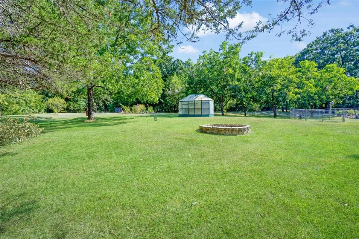 Single Family Residence For Sale in Grayson County , 1091 Cedar Hills Drive, Denison, Texas 75021, 3 Bedroom, 3 Bathroom, 2 Garage spaces, 2,066 Sqft, built in 2005, mls#21337931, Real Estate Agent in Denison, Homes For Sale in Grayson county, Homes For Sale in Denison, Realtor in Denison Texas, Real Estate Brokerage Independent Realty Texas, Luminita Cordes Realtor