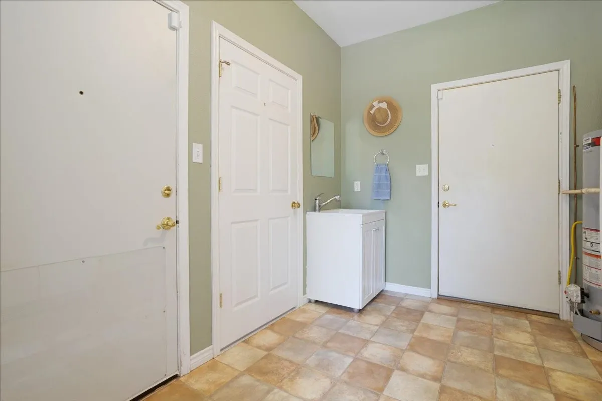 Single Family Residence For Sale in Grayson County , 1091 Cedar Hills Drive, Denison, Texas 75021, 3 Bedroom, 3 Bathroom, 2 Garage spaces, 2,066 Sqft, built in 2005, mls#21337931, Real Estate Agent in Denison, Homes For Sale in Grayson county, Homes For Sale in Denison, Realtor in Denison Texas, Real Estate Brokerage Independent Realty Texas, Luminita Cordes Realtor