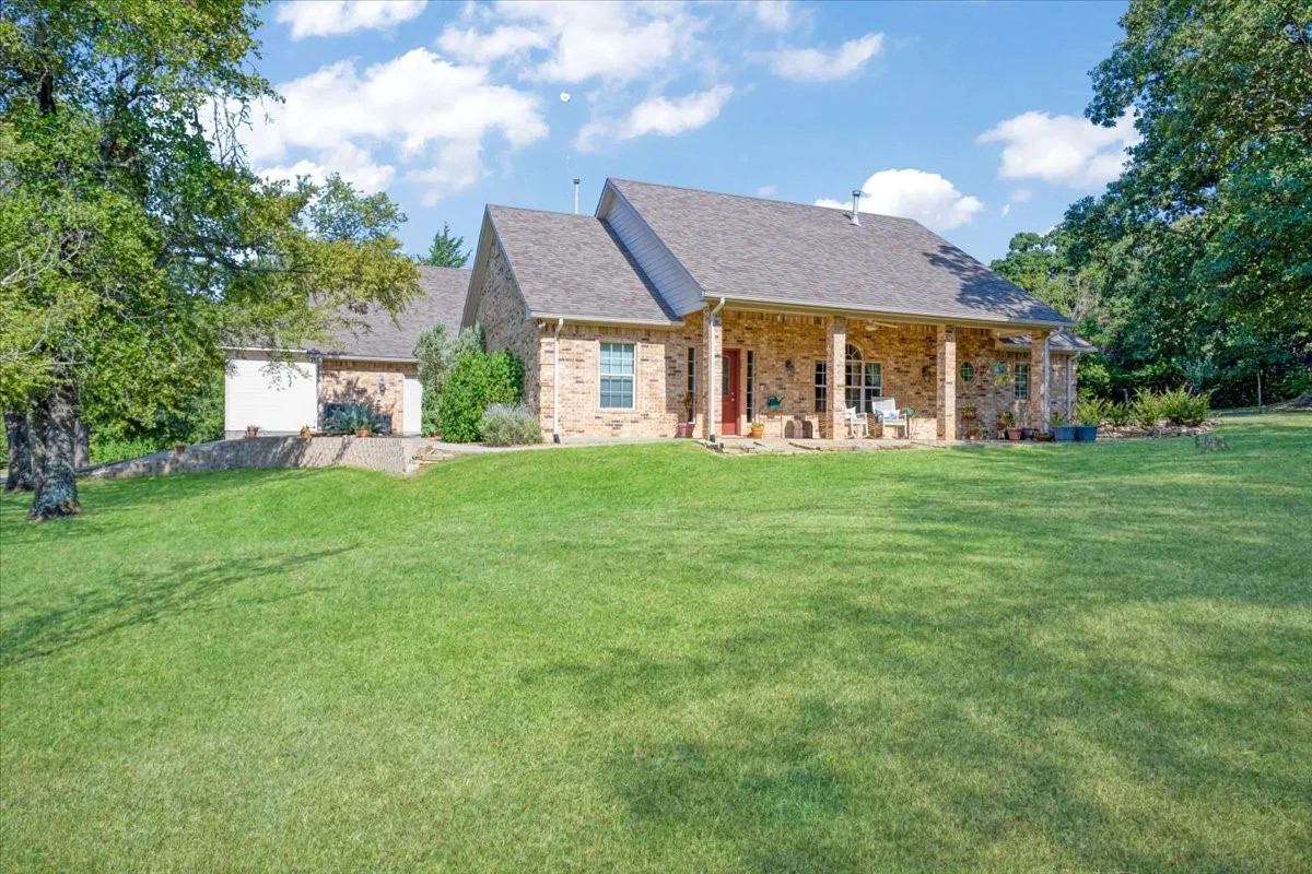 Single Family Residence For Sale in Grayson County , 1091 Cedar Hills Drive, Denison, Texas 75021, 3 Bedroom, 3 Bathroom, 2 Garage spaces, 2,066 Sqft, built in 2005, mls#21337931, Real Estate Agent in Denison, Homes For Sale in Grayson county, Homes For Sale in Denison, Realtor in Denison Texas, Real Estate Brokerage Independent Realty Texas, Luminita Cordes Realtor