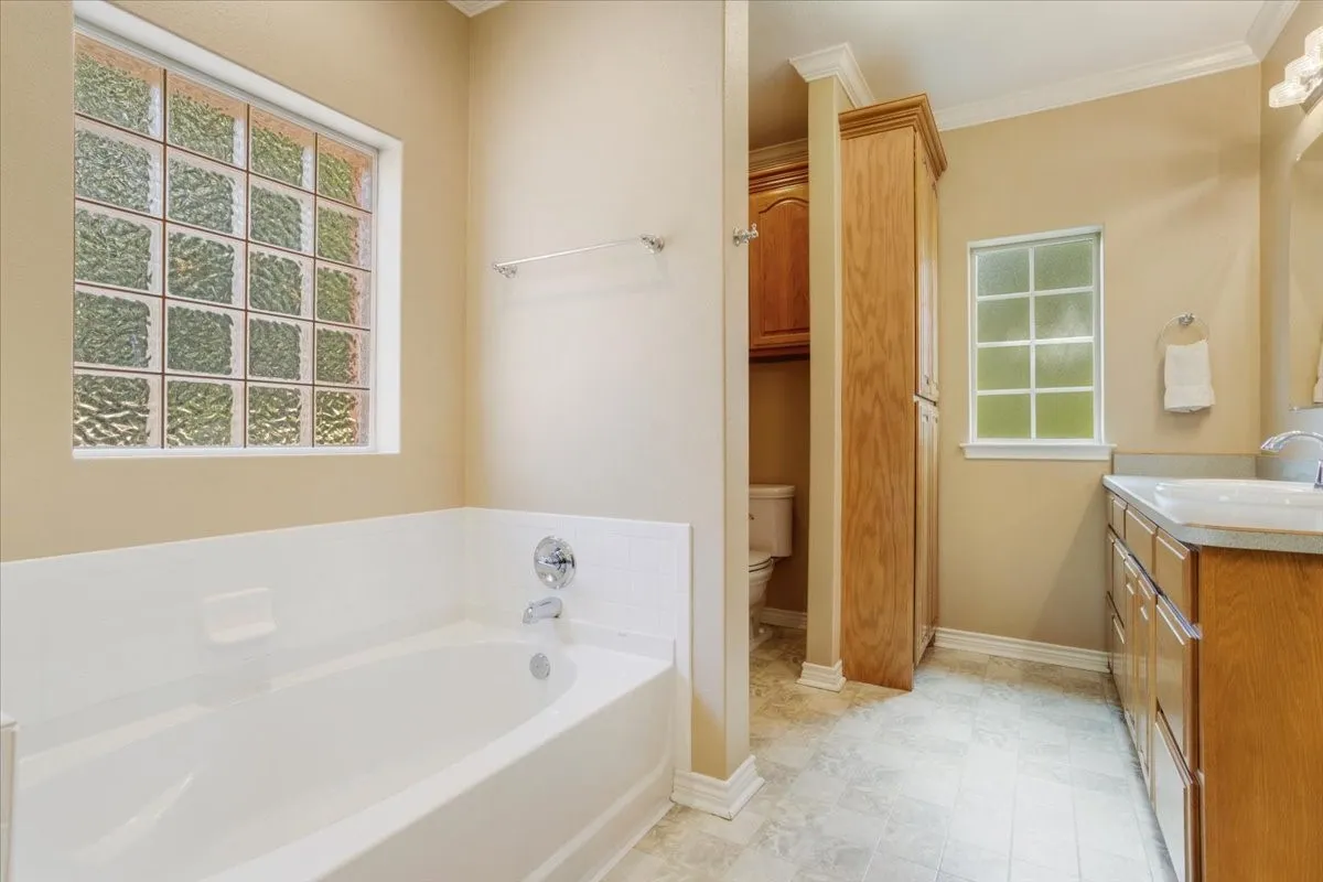 Single Family Residence For Sale in Grayson County , 1091 Cedar Hills Drive, Denison, Texas 75021, 3 Bedroom, 3 Bathroom, 2 Garage spaces, 2,066 Sqft, built in 2005, mls#21337931, Real Estate Agent in Denison, Homes For Sale in Grayson county, Homes For Sale in Denison, Realtor in Denison Texas, Real Estate Brokerage Independent Realty Texas, Luminita Cordes Realtor