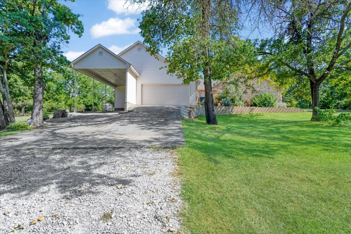 Single Family Residence For Sale in Grayson County , 1091 Cedar Hills Drive, Denison, Texas 75021, 3 Bedroom, 3 Bathroom, 2 Garage spaces, 2,066 Sqft, built in 2005, mls#21337931, Real Estate Agent in Denison, Homes For Sale in Grayson county, Homes For Sale in Denison, Realtor in Denison Texas, Real Estate Brokerage Independent Realty Texas, Luminita Cordes Realtor