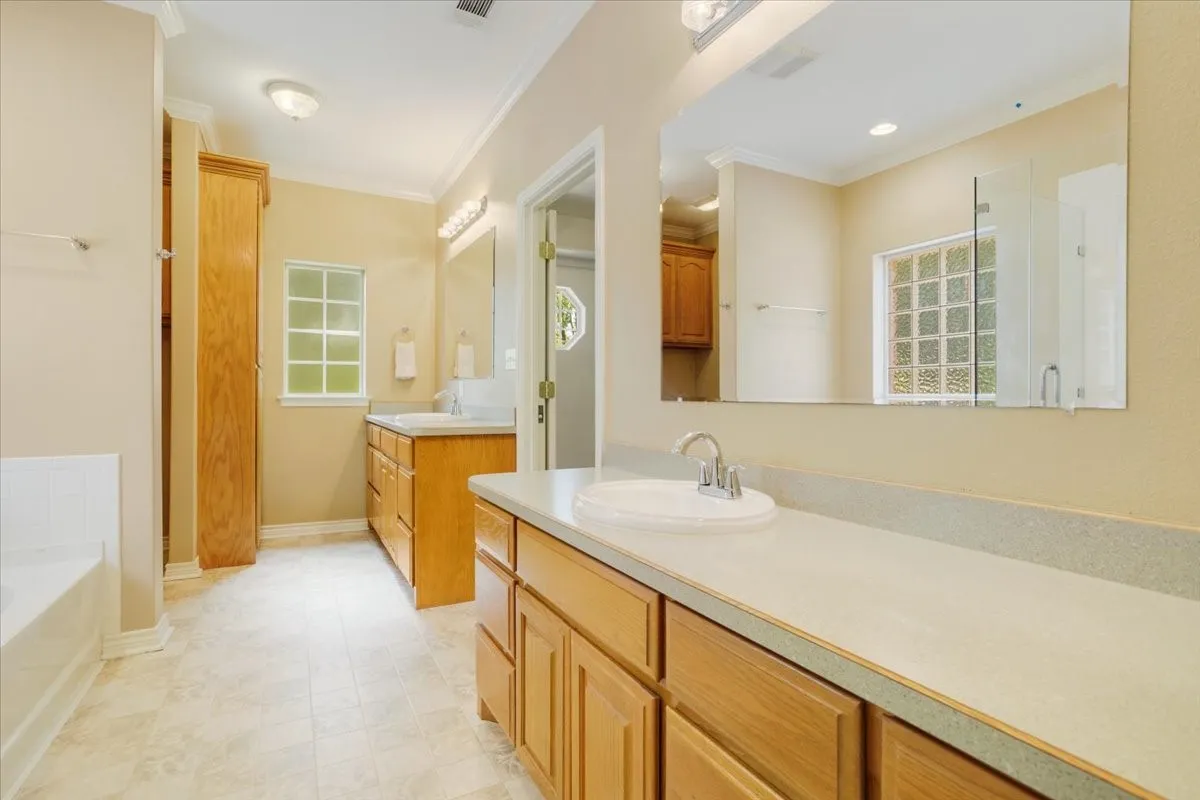 Single Family Residence For Sale in Grayson County , 1091 Cedar Hills Drive, Denison, Texas 75021, 3 Bedroom, 3 Bathroom, 2 Garage spaces, 2,066 Sqft, built in 2005, mls#21337931, Real Estate Agent in Denison, Homes For Sale in Grayson county, Homes For Sale in Denison, Realtor in Denison Texas, Real Estate Brokerage Independent Realty Texas, Luminita Cordes Realtor