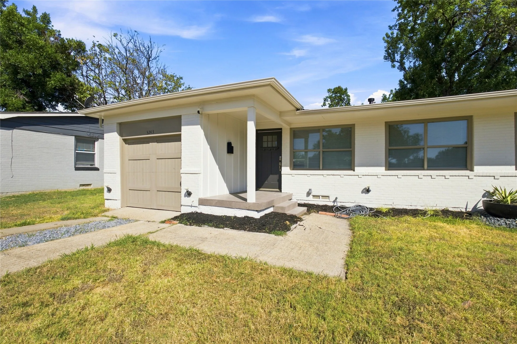 Single Family Residence For Sale in Dallas County , 3243 Mayhew Drive, Dallas, Texas 75228, 3 Bedroom, 2 Bathroom, 1 Garage spaces, 1,077 Sqft, built in 1954, mls#21363661, Real Estate Agent in Dallas, Homes For Sale in Dallas county, Homes For Sale in Dallas, Realtor in Dallas Texas, Real Estate Brokerage Independent Realty Texas, Luminita Cordes Realtor