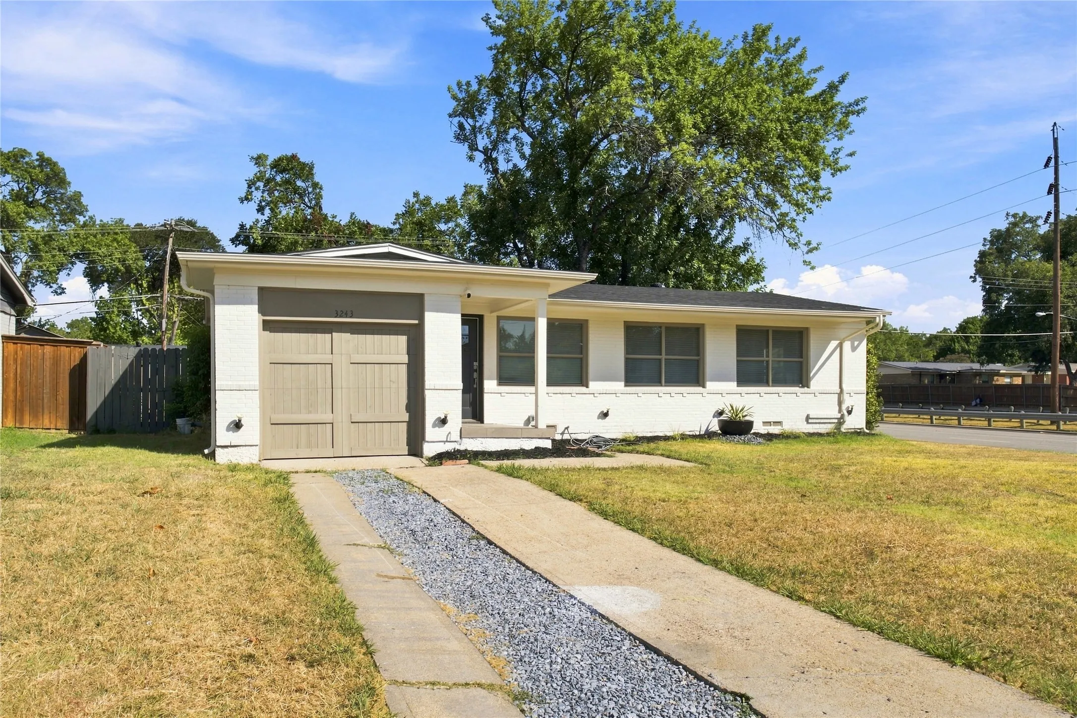 Single Family Residence For Sale in Dallas County , 3243 Mayhew Drive, Dallas, Texas 75228, 3 Bedroom, 2 Bathroom, 1 Garage spaces, 1,077 Sqft, built in 1954, mls#21363661, Real Estate Agent in Dallas, Homes For Sale in Dallas county, Homes For Sale in Dallas, Realtor in Dallas Texas, Real Estate Brokerage Independent Realty Texas, Luminita Cordes Realtor