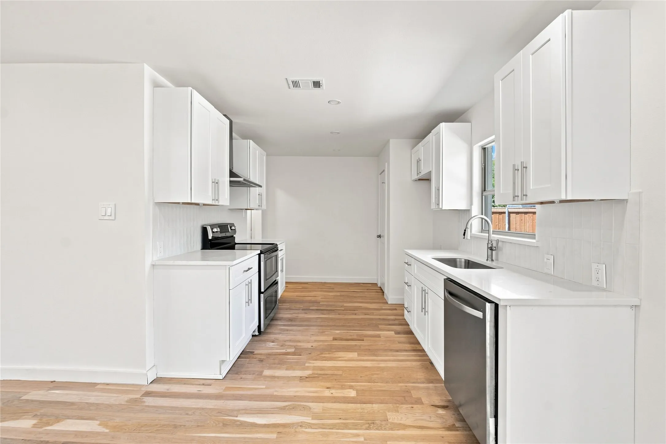 Single Family Residence For Sale in Dallas County , 3243 Mayhew Drive, Dallas, Texas 75228, 3 Bedroom, 2 Bathroom, 1 Garage spaces, 1,077 Sqft, built in 1954, mls#21363661, Real Estate Agent in Dallas, Homes For Sale in Dallas county, Homes For Sale in Dallas, Realtor in Dallas Texas, Real Estate Brokerage Independent Realty Texas, Luminita Cordes Realtor
