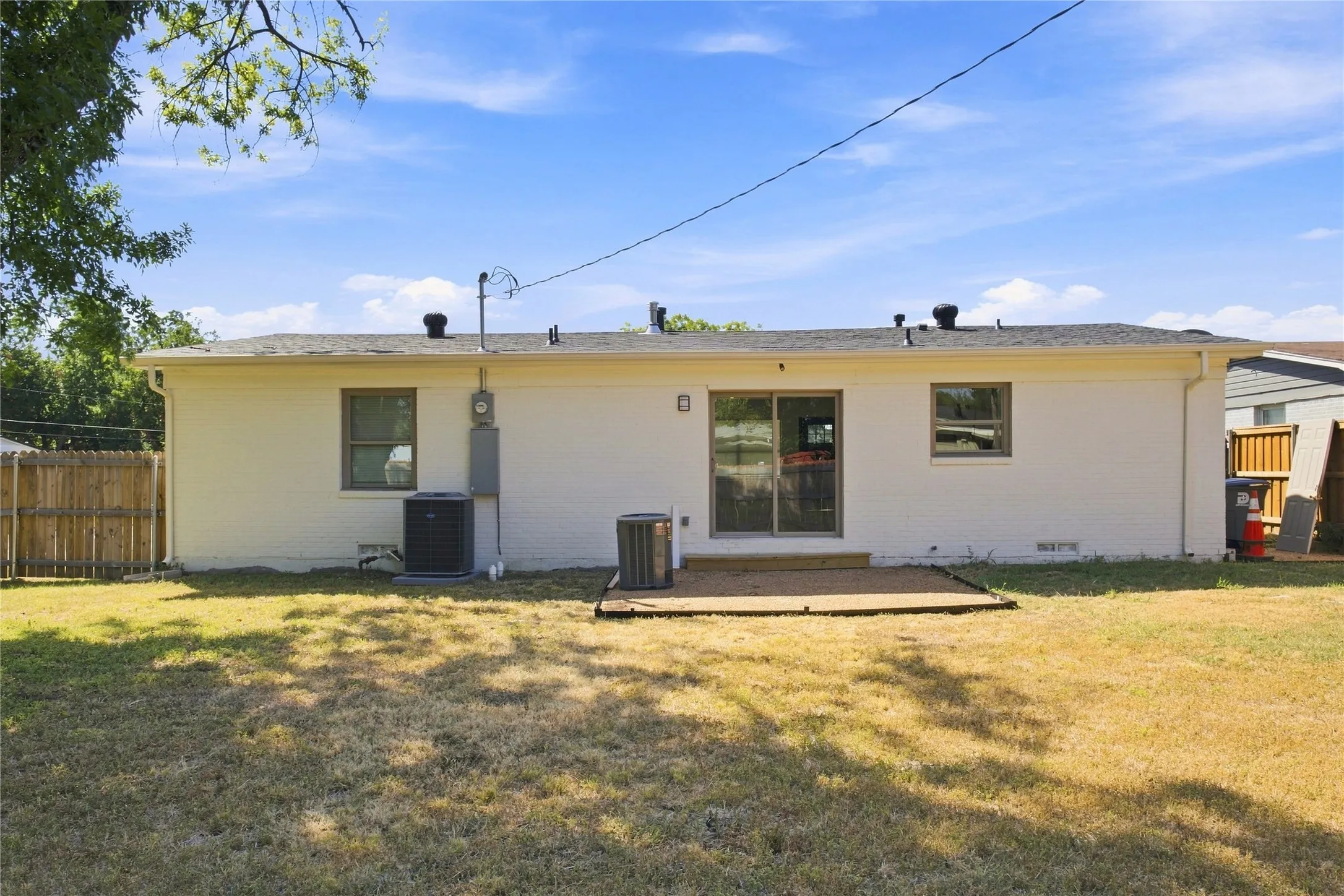 Single Family Residence For Sale in Dallas County , 3243 Mayhew Drive, Dallas, Texas 75228, 3 Bedroom, 2 Bathroom, 1 Garage spaces, 1,077 Sqft, built in 1954, mls#21363661, Real Estate Agent in Dallas, Homes For Sale in Dallas county, Homes For Sale in Dallas, Realtor in Dallas Texas, Real Estate Brokerage Independent Realty Texas, Luminita Cordes Realtor