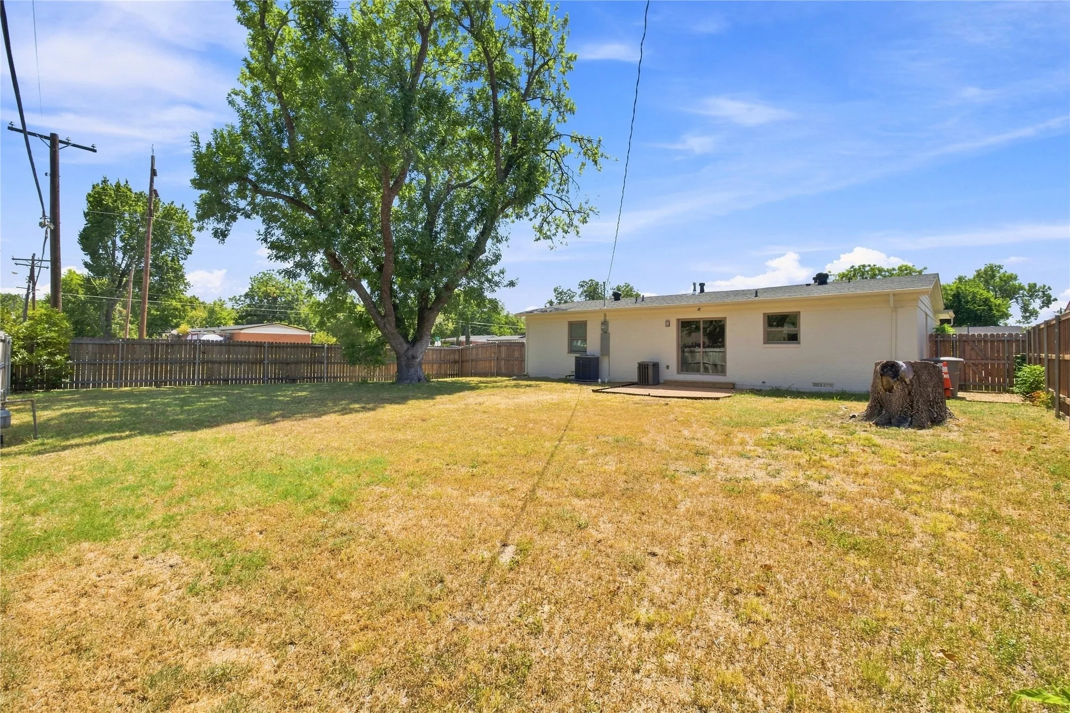 Single Family Residence For Sale in Dallas County , 3243 Mayhew Drive, Dallas, Texas 75228, 3 Bedroom, 2 Bathroom, 1 Garage spaces, 1,077 Sqft, built in 1954, mls#21363661, Real Estate Agent in Dallas, Homes For Sale in Dallas county, Homes For Sale in Dallas, Realtor in Dallas Texas, Real Estate Brokerage Independent Realty Texas, Luminita Cordes Realtor