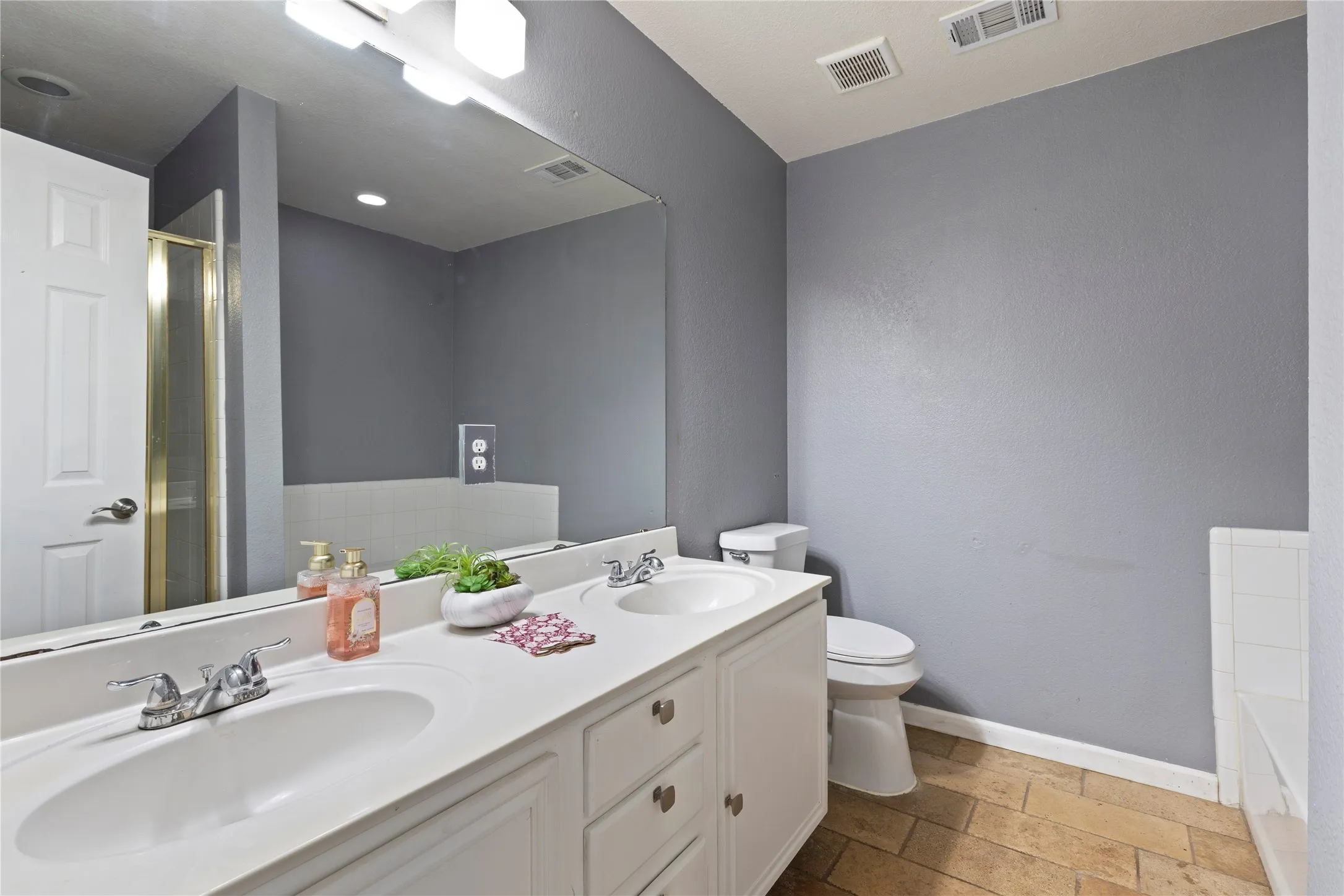 Single Family Residence For Sale in Dallas County , 1302 Ryan Drive, Mesquite, Texas 75149, 3 Bedroom, 2 Bathroom, 2 Garage spaces, 1,763 Sqft, built in 1999, mls#21363664, Real Estate Agent in Mesquite, Homes For Sale in Dallas county, Homes For Sale in Mesquite, Realtor in Mesquite Texas, Real Estate Brokerage Independent Realty Texas, Luminita Cordes Realtor