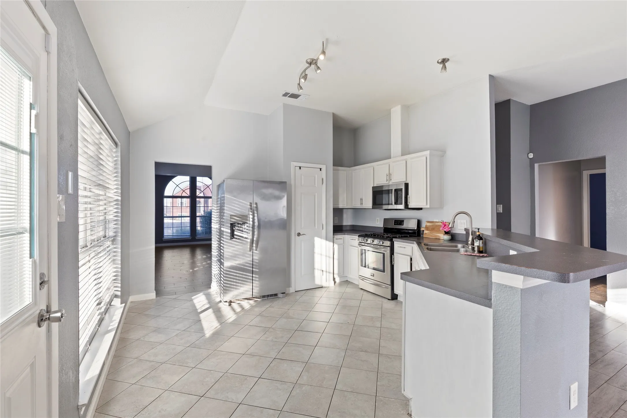 Single Family Residence For Sale in Dallas County , 1302 Ryan Drive, Mesquite, Texas 75149, 3 Bedroom, 2 Bathroom, 2 Garage spaces, 1,763 Sqft, built in 1999, mls#21363664, Real Estate Agent in Mesquite, Homes For Sale in Dallas county, Homes For Sale in Mesquite, Realtor in Mesquite Texas, Real Estate Brokerage Independent Realty Texas, Luminita Cordes Realtor