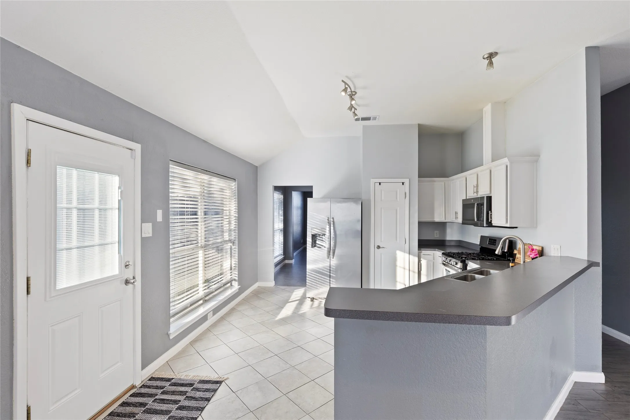 Single Family Residence For Sale in Dallas County , 1302 Ryan Drive, Mesquite, Texas 75149, 3 Bedroom, 2 Bathroom, 2 Garage spaces, 1,763 Sqft, built in 1999, mls#21363664, Real Estate Agent in Mesquite, Homes For Sale in Dallas county, Homes For Sale in Mesquite, Realtor in Mesquite Texas, Real Estate Brokerage Independent Realty Texas, Luminita Cordes Realtor