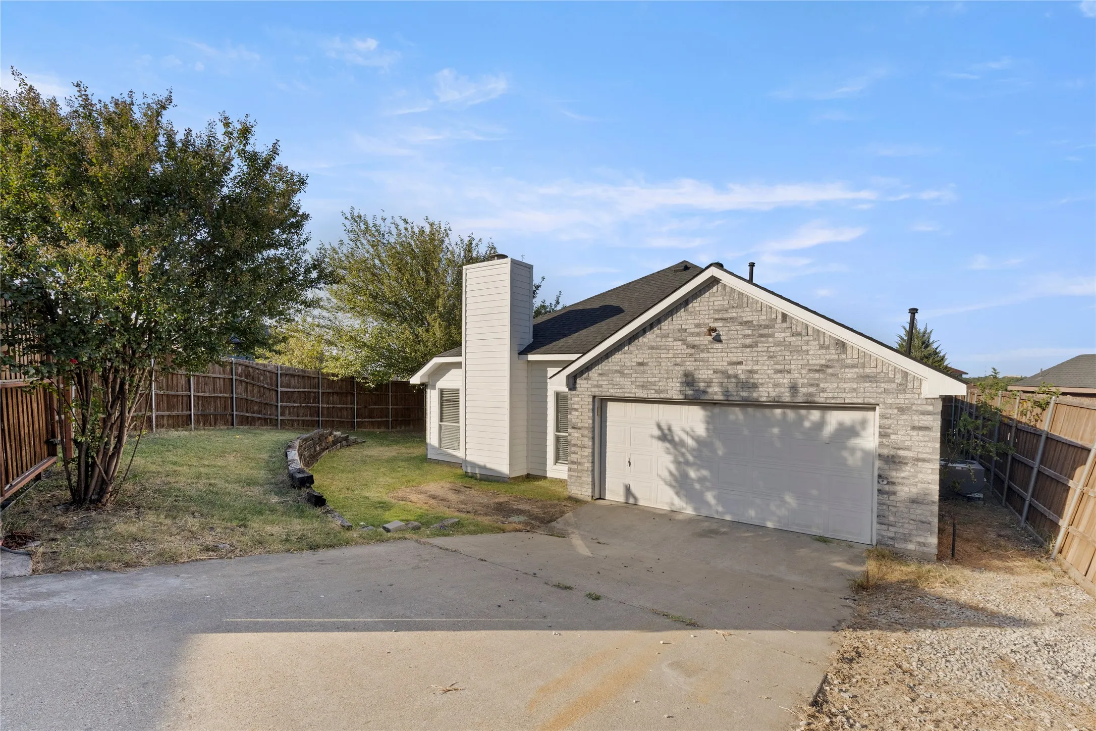 Single Family Residence For Sale in Dallas County , 1302 Ryan Drive, Mesquite, Texas 75149, 3 Bedroom, 2 Bathroom, 2 Garage spaces, 1,763 Sqft, built in 1999, mls#21363664, Real Estate Agent in Mesquite, Homes For Sale in Dallas county, Homes For Sale in Mesquite, Realtor in Mesquite Texas, Real Estate Brokerage Independent Realty Texas, Luminita Cordes Realtor