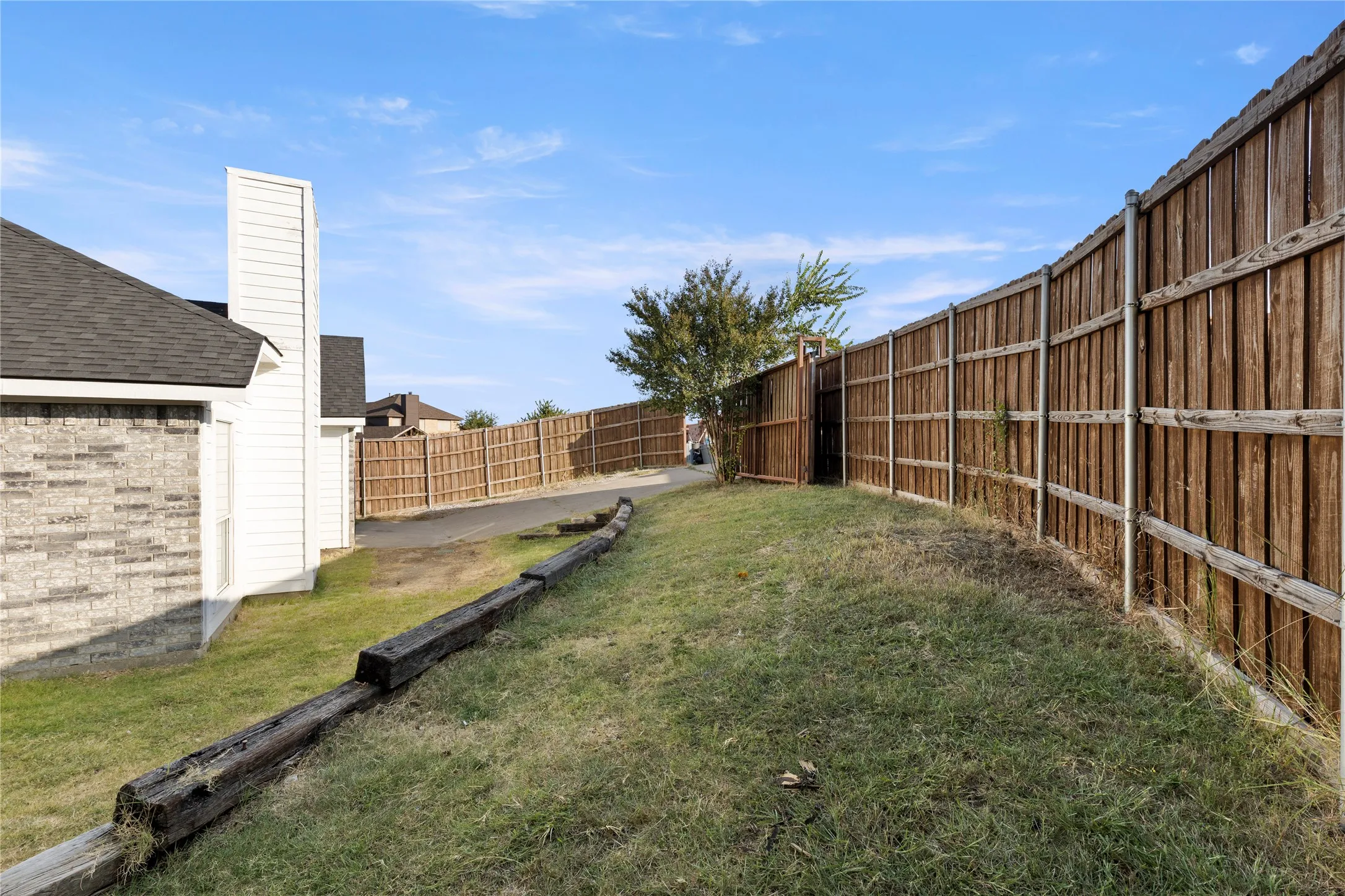 Single Family Residence For Sale in Dallas County , 1302 Ryan Drive, Mesquite, Texas 75149, 3 Bedroom, 2 Bathroom, 2 Garage spaces, 1,763 Sqft, built in 1999, mls#21363664, Real Estate Agent in Mesquite, Homes For Sale in Dallas county, Homes For Sale in Mesquite, Realtor in Mesquite Texas, Real Estate Brokerage Independent Realty Texas, Luminita Cordes Realtor