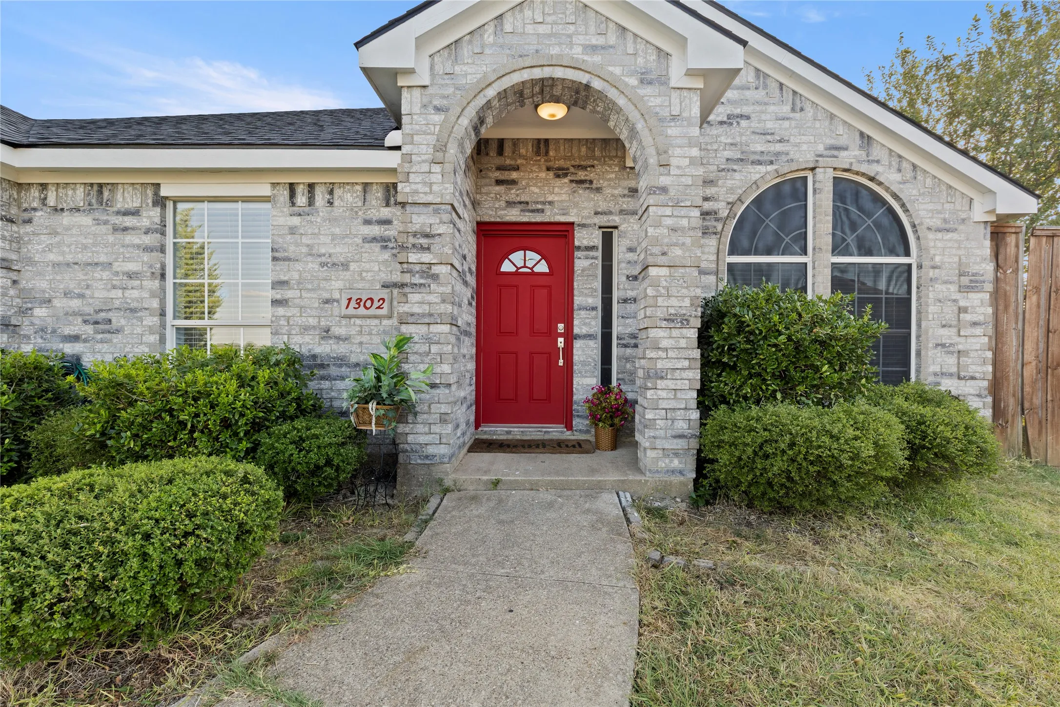 Single Family Residence For Sale in Dallas County , 1302 Ryan Drive, Mesquite, Texas 75149, 3 Bedroom, 2 Bathroom, 2 Garage spaces, 1,763 Sqft, built in 1999, mls#21363664, Real Estate Agent in Mesquite, Homes For Sale in Dallas county, Homes For Sale in Mesquite, Realtor in Mesquite Texas, Real Estate Brokerage Independent Realty Texas, Luminita Cordes Realtor