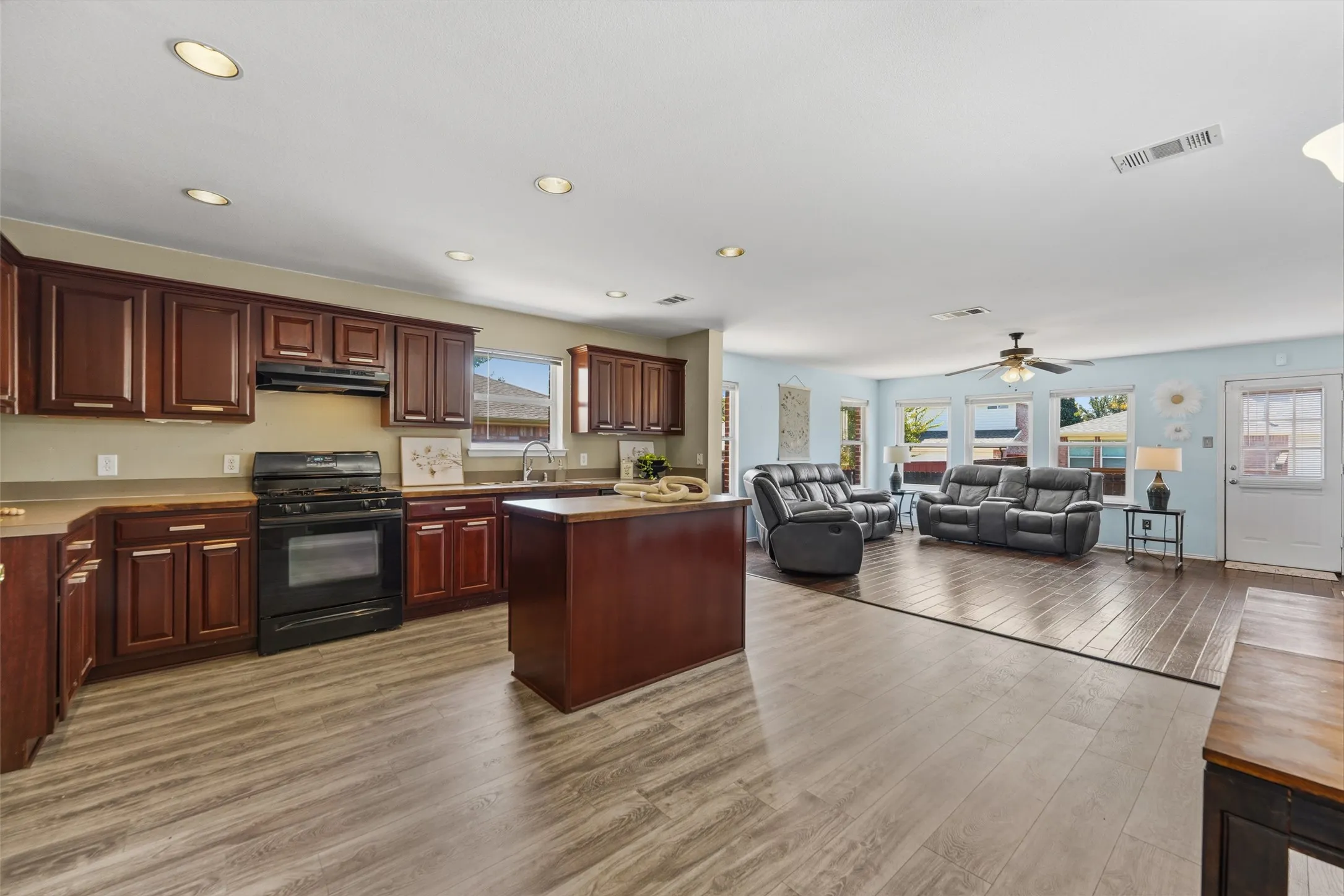Single Family Residence For Sale in Collin County , 12395 Foothill Lane, Frisco, Texas 75035, 3 Bedroom, 2 Bathroom, 2 Garage spaces, 2,097 Sqft, built in 2003, mls#21352051, Real Estate Agent in Frisco, Homes For Sale in Collin county, Homes For Sale in Frisco, Realtor in Frisco Texas, Real Estate Brokerage Independent Realty Texas, Luminita Cordes Realtor