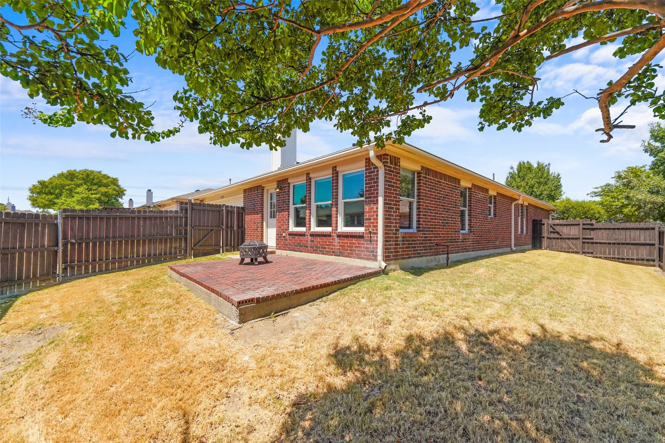 Single Family Residence For Sale in Collin County , 12395 Foothill Lane, Frisco, Texas 75035, 3 Bedroom, 2 Bathroom, 2 Garage spaces, 2,097 Sqft, built in 2003, mls#21352051, Real Estate Agent in Frisco, Homes For Sale in Collin county, Homes For Sale in Frisco, Realtor in Frisco Texas, Real Estate Brokerage Independent Realty Texas, Luminita Cordes Realtor