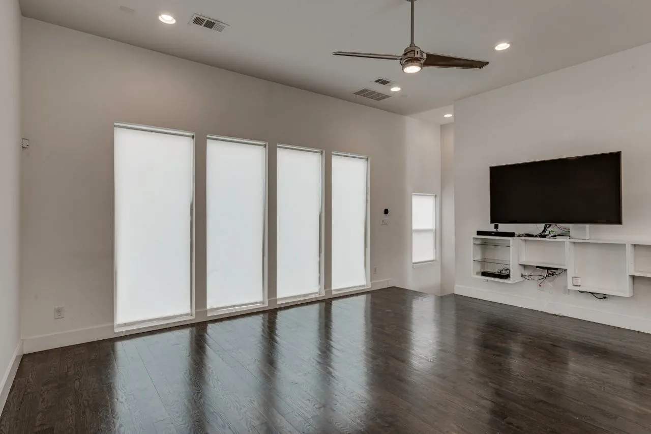 Condominium For Sale in Dallas County , 5711 Bryan Parkway 102, Dallas, Texas 75206, 2 Bedroom, 3 Bathroom, 2 Garage spaces, 1,527 Sqft, built in 2017, mls#21361351, Real Estate Agent in Dallas, Homes For Sale in Dallas county, Homes For Sale in Dallas, Realtor in Dallas Texas, Real Estate Brokerage Independent Realty Texas, Luminita Cordes Realtor
