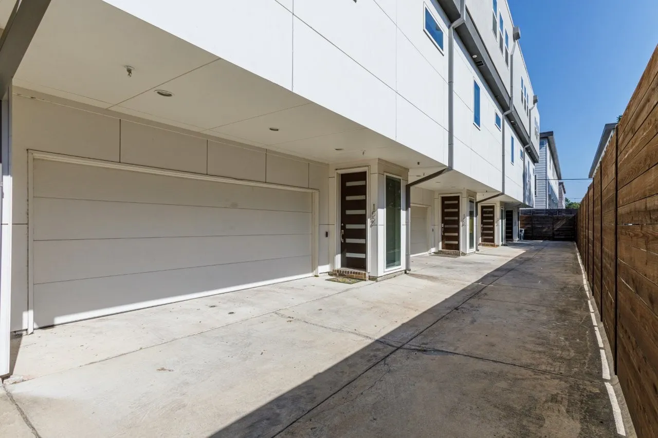 Condominium For Sale in Dallas County , 5711 Bryan Parkway 102, Dallas, Texas 75206, 2 Bedroom, 3 Bathroom, 2 Garage spaces, 1,527 Sqft, built in 2017, mls#21361351, Real Estate Agent in Dallas, Homes For Sale in Dallas county, Homes For Sale in Dallas, Realtor in Dallas Texas, Real Estate Brokerage Independent Realty Texas, Luminita Cordes Realtor
