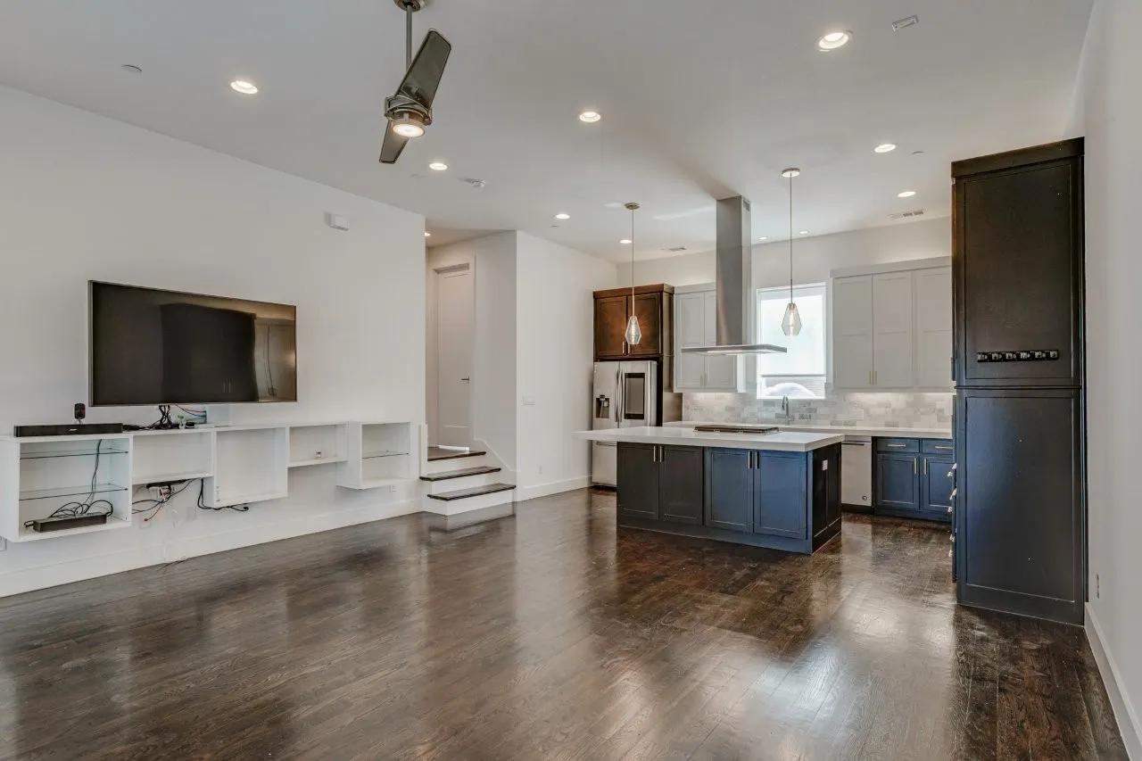 Condominium For Sale in Dallas County , 5711 Bryan Parkway 102, Dallas, Texas 75206, 2 Bedroom, 3 Bathroom, 2 Garage spaces, 1,527 Sqft, built in 2017, mls#21361351, Real Estate Agent in Dallas, Homes For Sale in Dallas county, Homes For Sale in Dallas, Realtor in Dallas Texas, Real Estate Brokerage Independent Realty Texas, Luminita Cordes Realtor