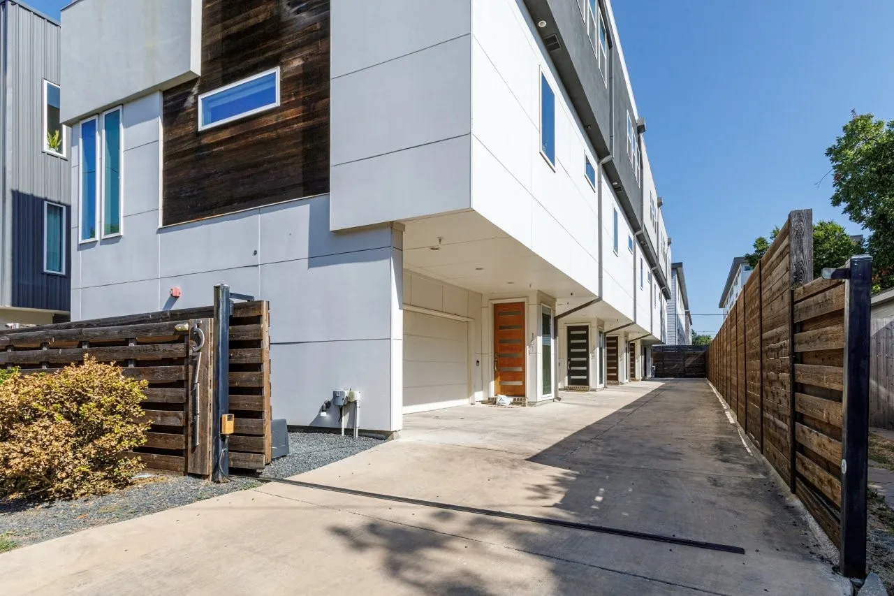 Condominium For Sale in Dallas County , 5711 Bryan Parkway 102, Dallas, Texas 75206, 2 Bedroom, 3 Bathroom, 2 Garage spaces, 1,527 Sqft, built in 2017, mls#21361351, Real Estate Agent in Dallas, Homes For Sale in Dallas county, Homes For Sale in Dallas, Realtor in Dallas Texas, Real Estate Brokerage Independent Realty Texas, Luminita Cordes Realtor