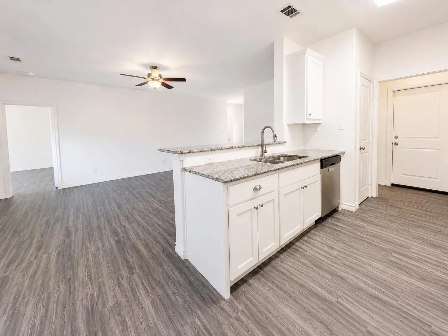 Single Family Residence For Sale in Kaufman County , 2915 Emma Lane, Mabank, Texas 75147, 3 Bedroom, 2 Bathroom, 2 Garage spaces, 1,239 Sqft, built in 2021, mls#21362608, Real Estate Agent in Mabank, Homes For Sale in Kaufman county, Homes For Sale in Mabank, Realtor in Mabank Texas, Real Estate Brokerage Independent Realty Texas, Luminita Cordes Realtor
