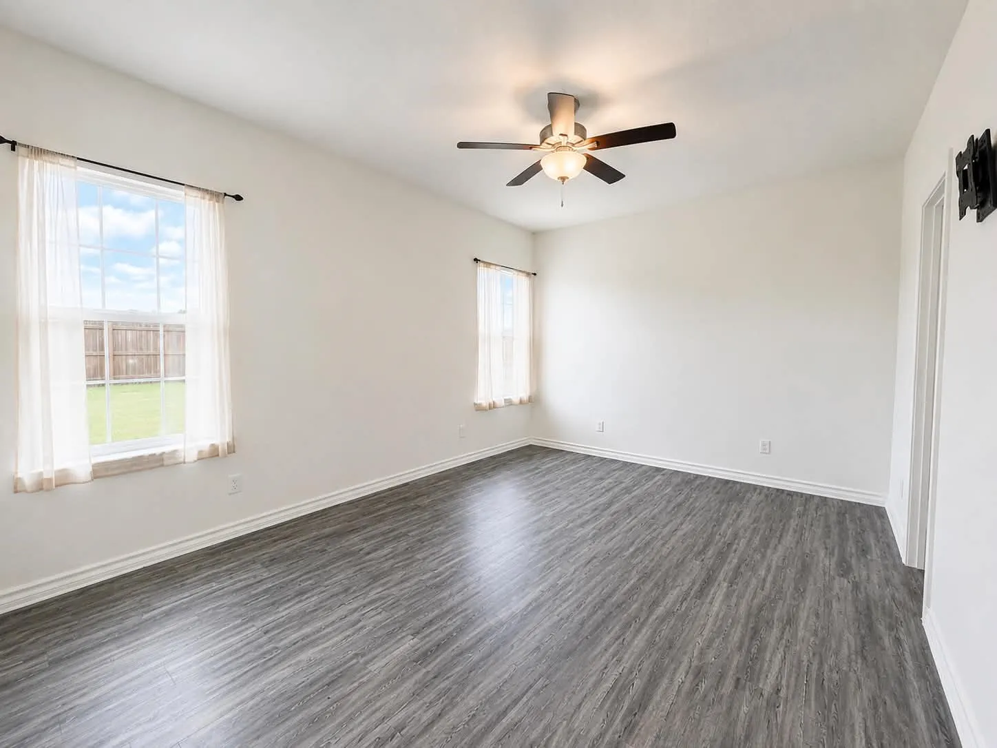 Single Family Residence For Sale in Kaufman County , 2915 Emma Lane, Mabank, Texas 75147, 3 Bedroom, 2 Bathroom, 2 Garage spaces, 1,239 Sqft, built in 2021, mls#21362608, Real Estate Agent in Mabank, Homes For Sale in Kaufman county, Homes For Sale in Mabank, Realtor in Mabank Texas, Real Estate Brokerage Independent Realty Texas, Luminita Cordes Realtor