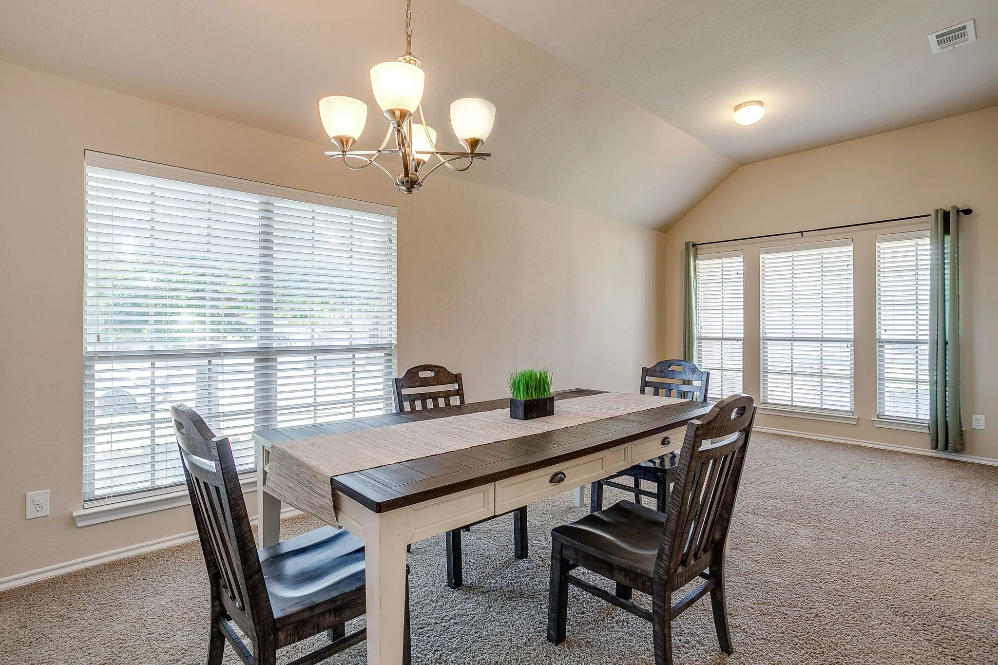 Single Family Residence For Rent in Tarrant County , 6 Beechcreek Drive, Edgecliff Village, Texas 76134, 3 Bedroom, 2 Bathroom, 2 Garage spaces, 2,404 Sqft, built in 2009, mls#21363600, Real Estate Agent in Edgecliff Village, Homes For Rent in Tarrant county, Homes For Rent in Edgecliff Village, Realtor in Edgecliff Village Texas, Real Estate Brokerage Independent Realty Texas, Luminita Cordes Realtor