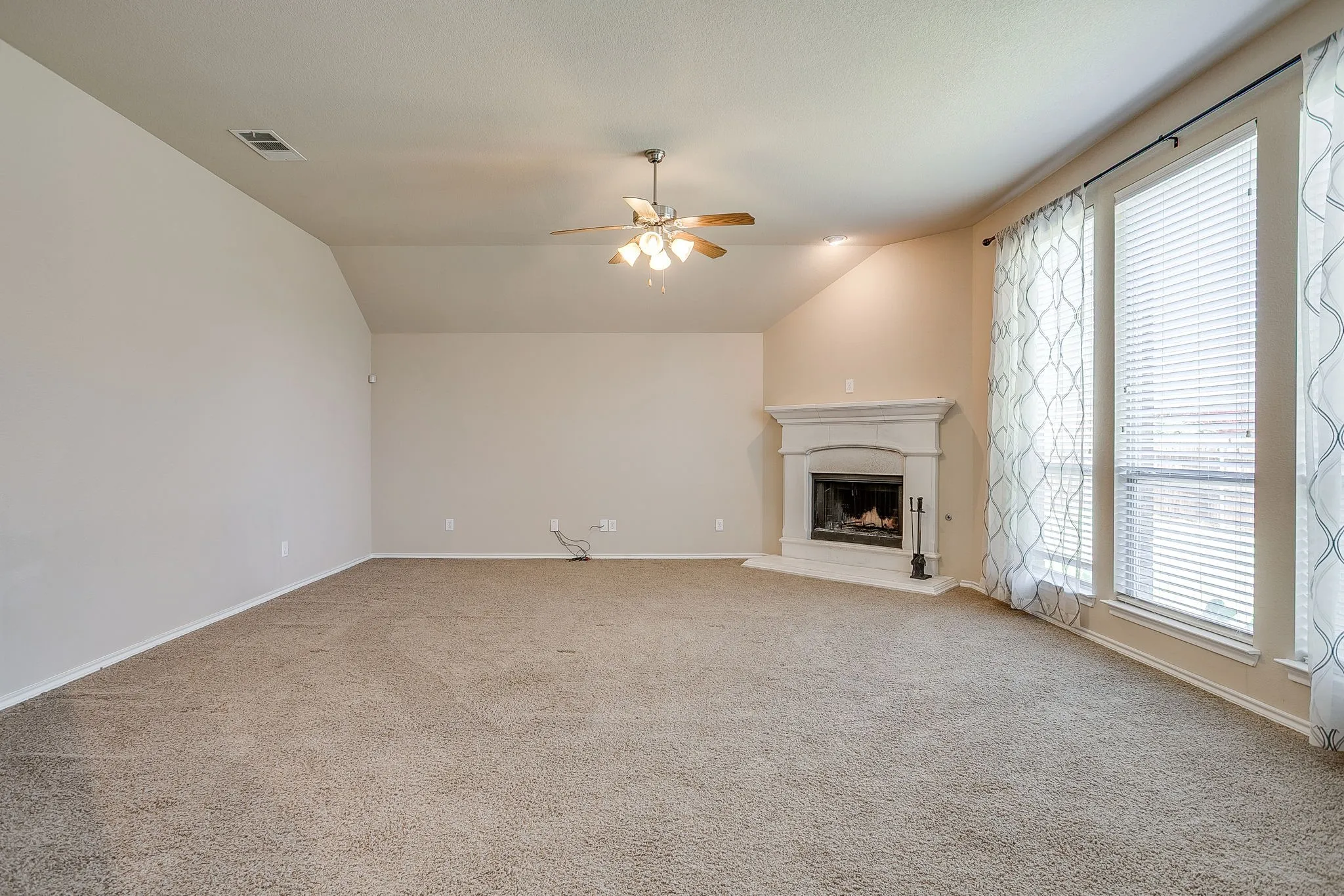 Single Family Residence For Rent in Tarrant County , 6 Beechcreek Drive, Edgecliff Village, Texas 76134, 3 Bedroom, 2 Bathroom, 2 Garage spaces, 2,404 Sqft, built in 2009, mls#21363600, Real Estate Agent in Edgecliff Village, Homes For Rent in Tarrant county, Homes For Rent in Edgecliff Village, Realtor in Edgecliff Village Texas, Real Estate Brokerage Independent Realty Texas, Luminita Cordes Realtor