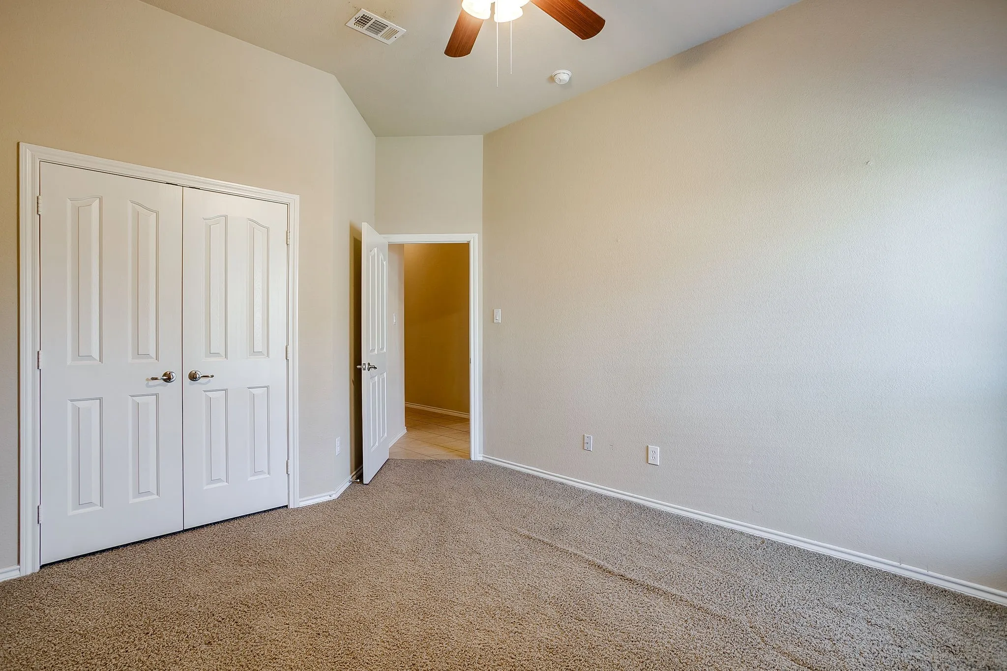 Single Family Residence For Rent in Tarrant County , 6 Beechcreek Drive, Edgecliff Village, Texas 76134, 3 Bedroom, 2 Bathroom, 2 Garage spaces, 2,404 Sqft, built in 2009, mls#21363600, Real Estate Agent in Edgecliff Village, Homes For Rent in Tarrant county, Homes For Rent in Edgecliff Village, Realtor in Edgecliff Village Texas, Real Estate Brokerage Independent Realty Texas, Luminita Cordes Realtor