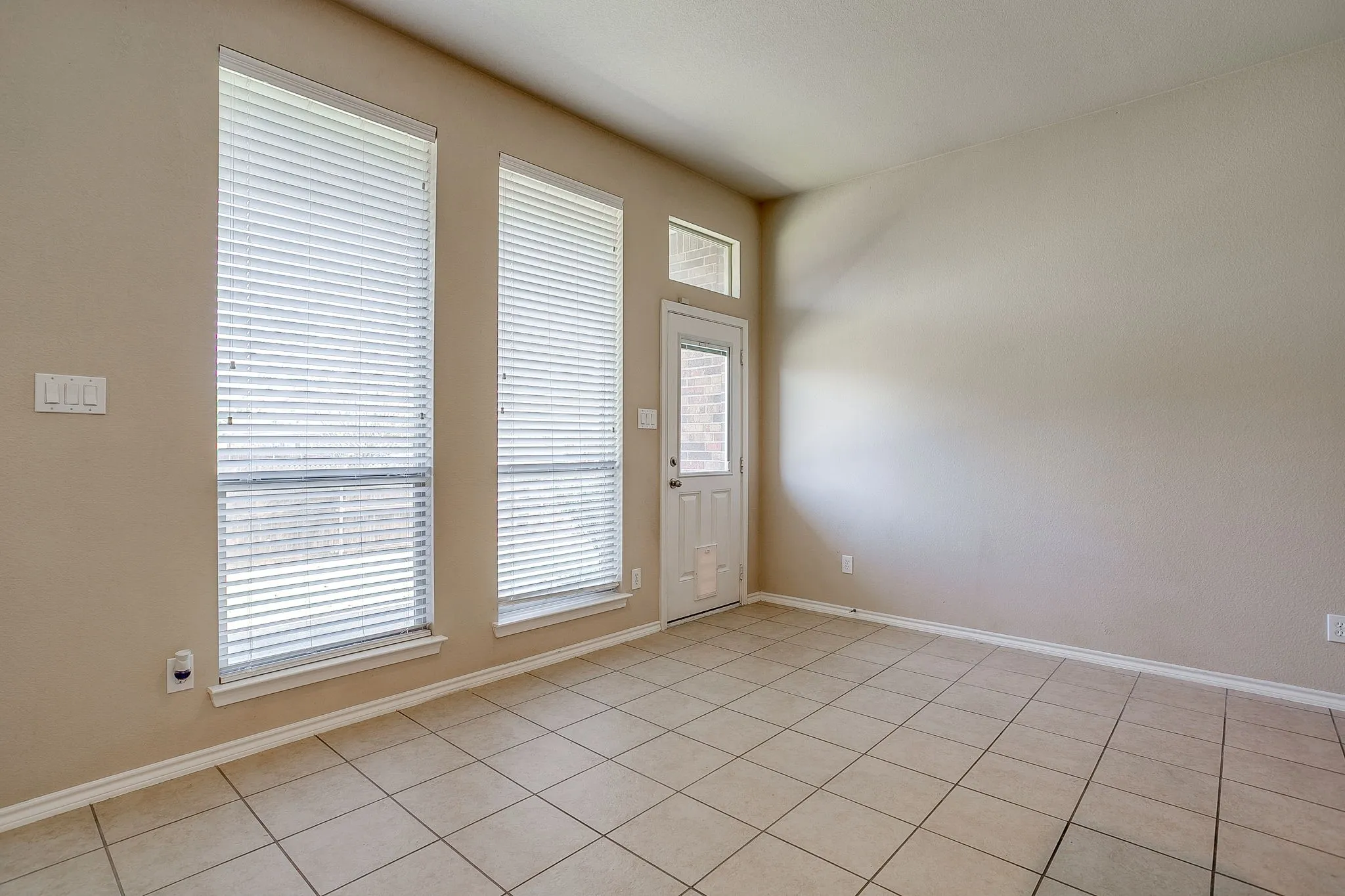 Single Family Residence For Rent in Tarrant County , 6 Beechcreek Drive, Edgecliff Village, Texas 76134, 3 Bedroom, 2 Bathroom, 2 Garage spaces, 2,404 Sqft, built in 2009, mls#21363600, Real Estate Agent in Edgecliff Village, Homes For Rent in Tarrant county, Homes For Rent in Edgecliff Village, Realtor in Edgecliff Village Texas, Real Estate Brokerage Independent Realty Texas, Luminita Cordes Realtor