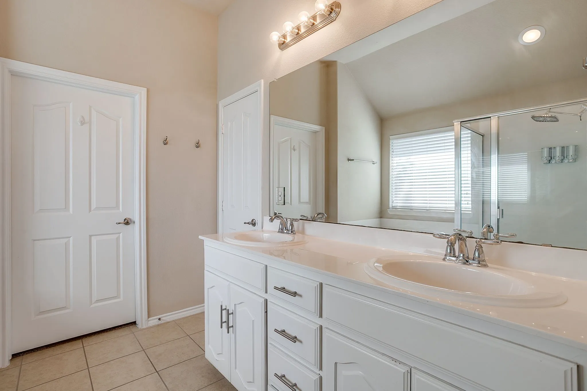 Single Family Residence For Rent in Tarrant County , 6 Beechcreek Drive, Edgecliff Village, Texas 76134, 3 Bedroom, 2 Bathroom, 2 Garage spaces, 2,404 Sqft, built in 2009, mls#21363600, Real Estate Agent in Edgecliff Village, Homes For Rent in Tarrant county, Homes For Rent in Edgecliff Village, Realtor in Edgecliff Village Texas, Real Estate Brokerage Independent Realty Texas, Luminita Cordes Realtor