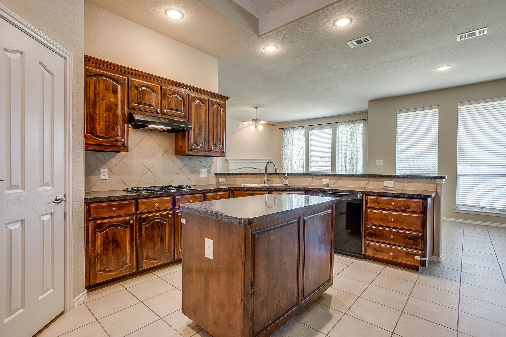 Single Family Residence For Rent in Tarrant County , 6 Beechcreek Drive, Edgecliff Village, Texas 76134, 3 Bedroom, 2 Bathroom, 2 Garage spaces, 2,404 Sqft, built in 2009, mls#21363600, Real Estate Agent in Edgecliff Village, Homes For Rent in Tarrant county, Homes For Rent in Edgecliff Village, Realtor in Edgecliff Village Texas, Real Estate Brokerage Independent Realty Texas, Luminita Cordes Realtor