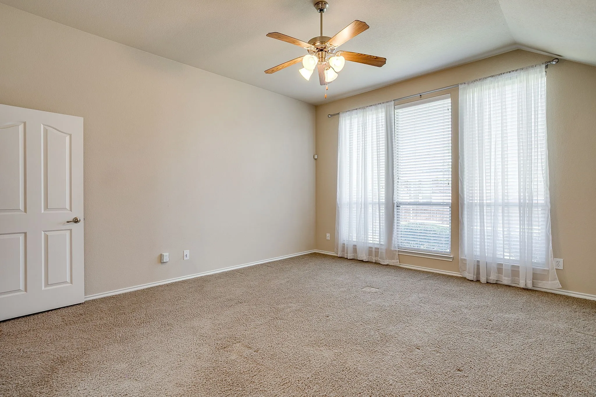 Single Family Residence For Rent in Tarrant County , 6 Beechcreek Drive, Edgecliff Village, Texas 76134, 3 Bedroom, 2 Bathroom, 2 Garage spaces, 2,404 Sqft, built in 2009, mls#21363600, Real Estate Agent in Edgecliff Village, Homes For Rent in Tarrant county, Homes For Rent in Edgecliff Village, Realtor in Edgecliff Village Texas, Real Estate Brokerage Independent Realty Texas, Luminita Cordes Realtor